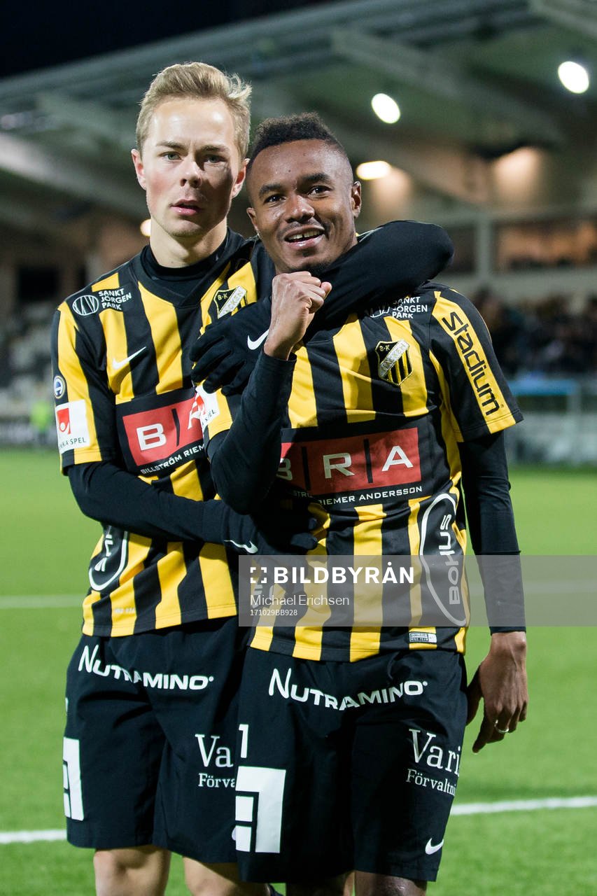 Häckens Nasiru Mohammed jublar ihop med Joel Andersson