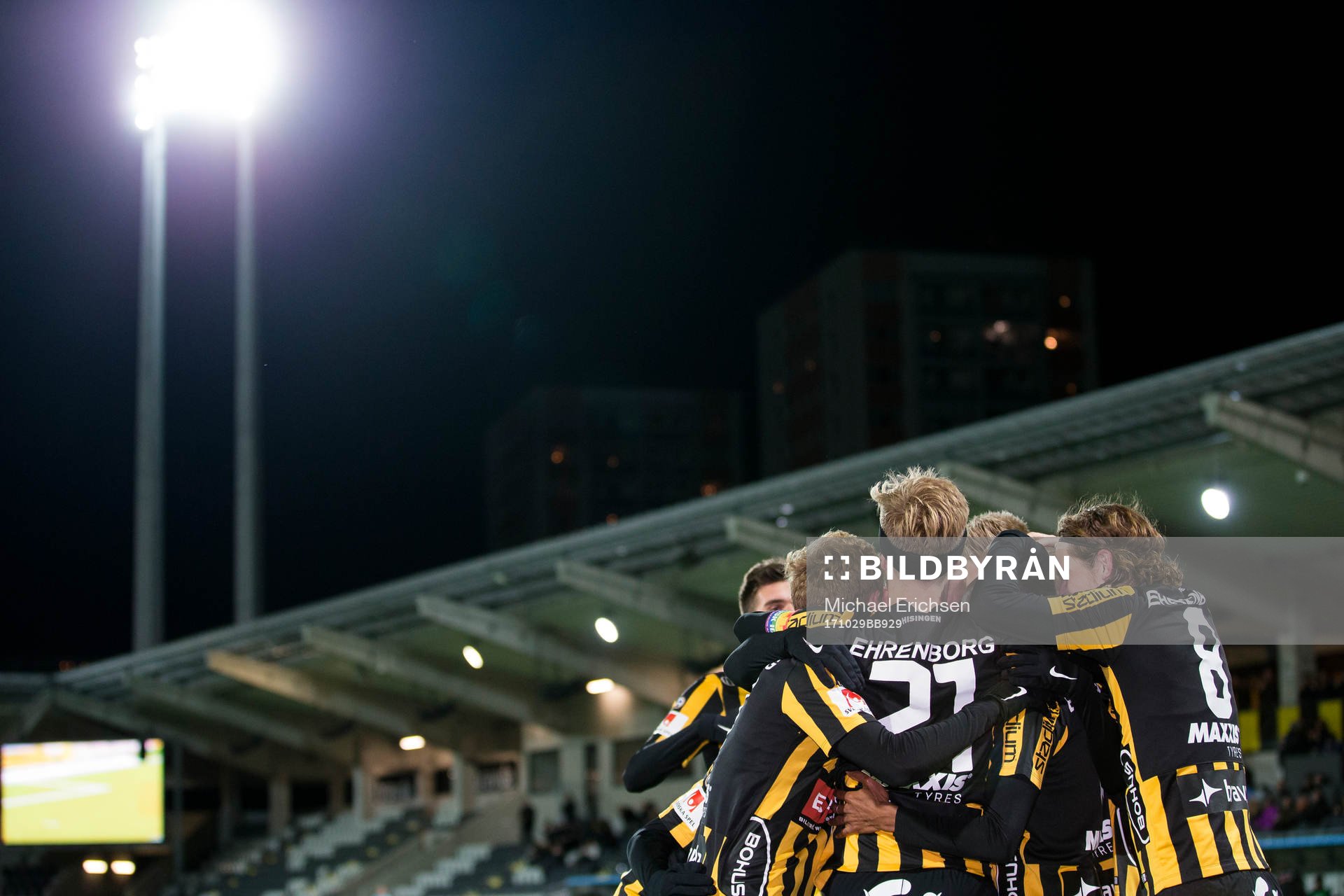 Häckens Nasiru Mohammed jublar och omfamnas efter 2-0 under fotbollsmatchen i allsvenskan mellan Häcken och Kalmar den 29 oktober 2017 i Göteborg.