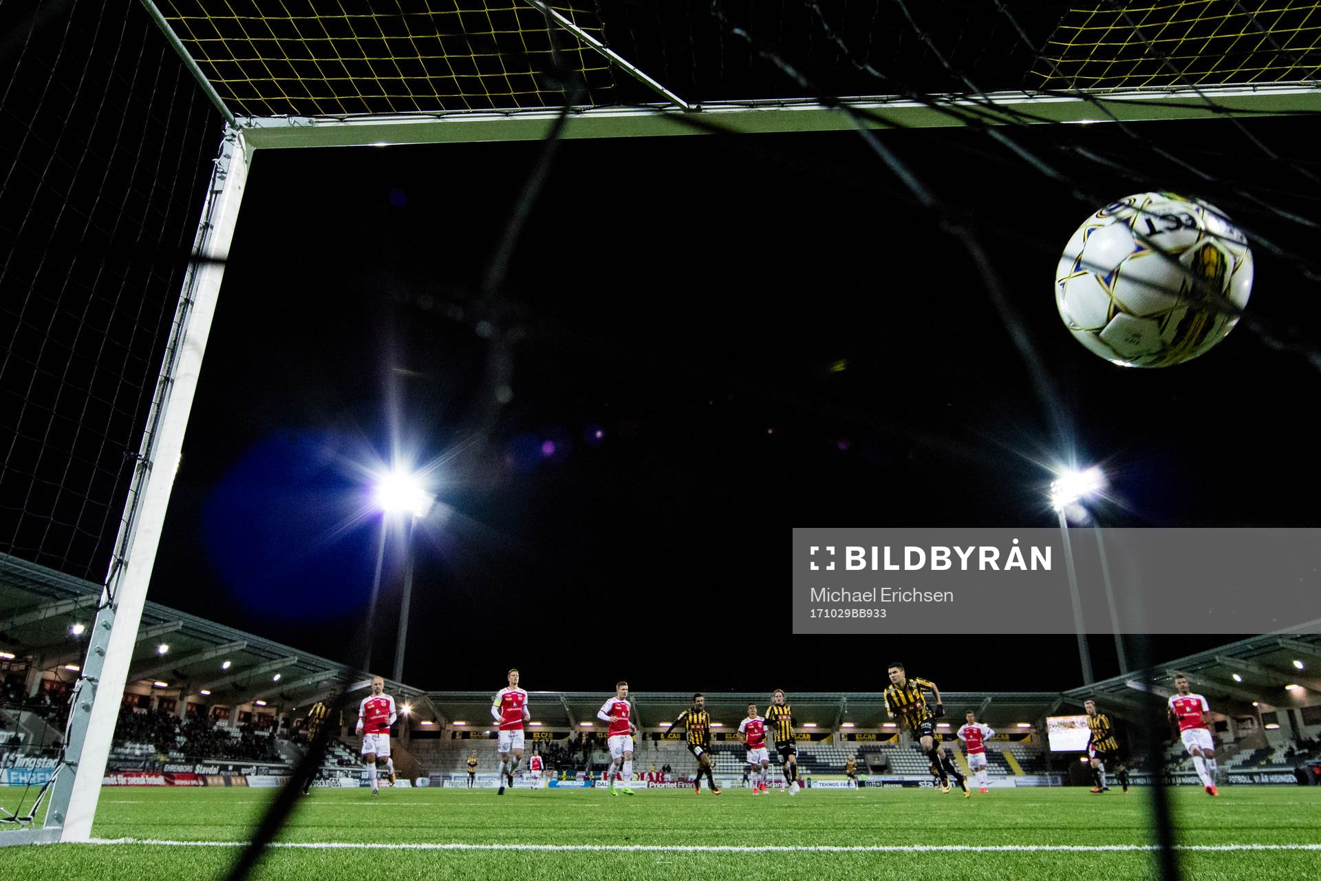 Häckens Paulinho skjuter 1-0 på straff bakom Kalmars målvakt Lucas Hägg-Johansson under fotbollsmatchen i allsvenskan mellan Häcken och Kalmar den 29 oktober 2017 i Göteborg.