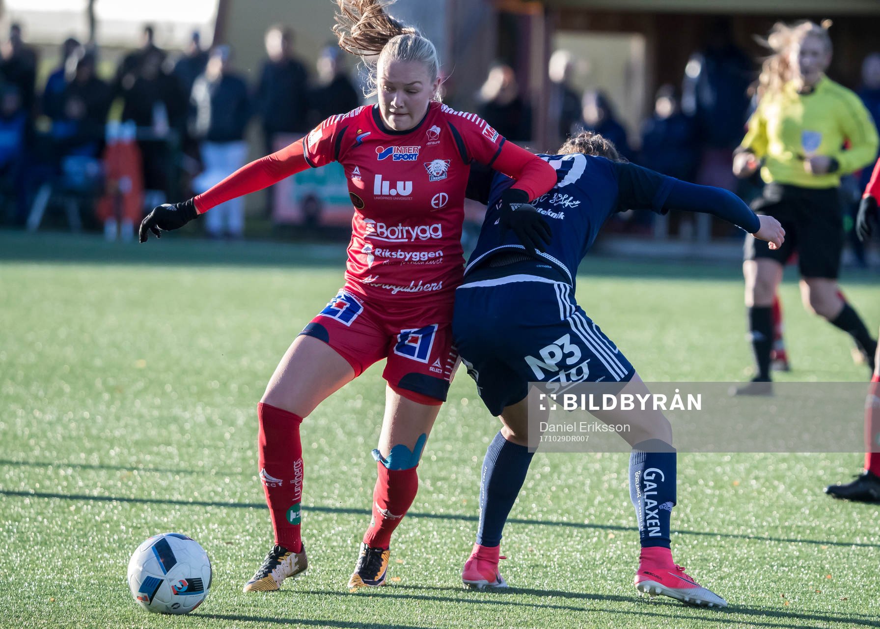 Kamp om boillen i fotbollsmatchen i damallsvenskan mellan
