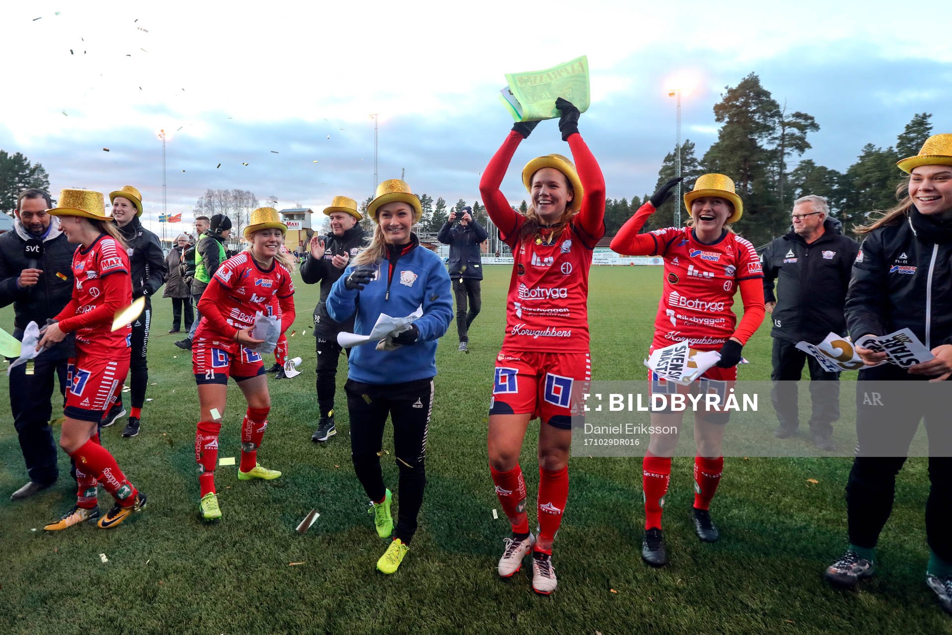 Linköpings spelare jublar efter fotbollsmatchen i damallsvenskan mellan Kvarnsveden och Linköping den 29 oktober 2017 i Borlänge.