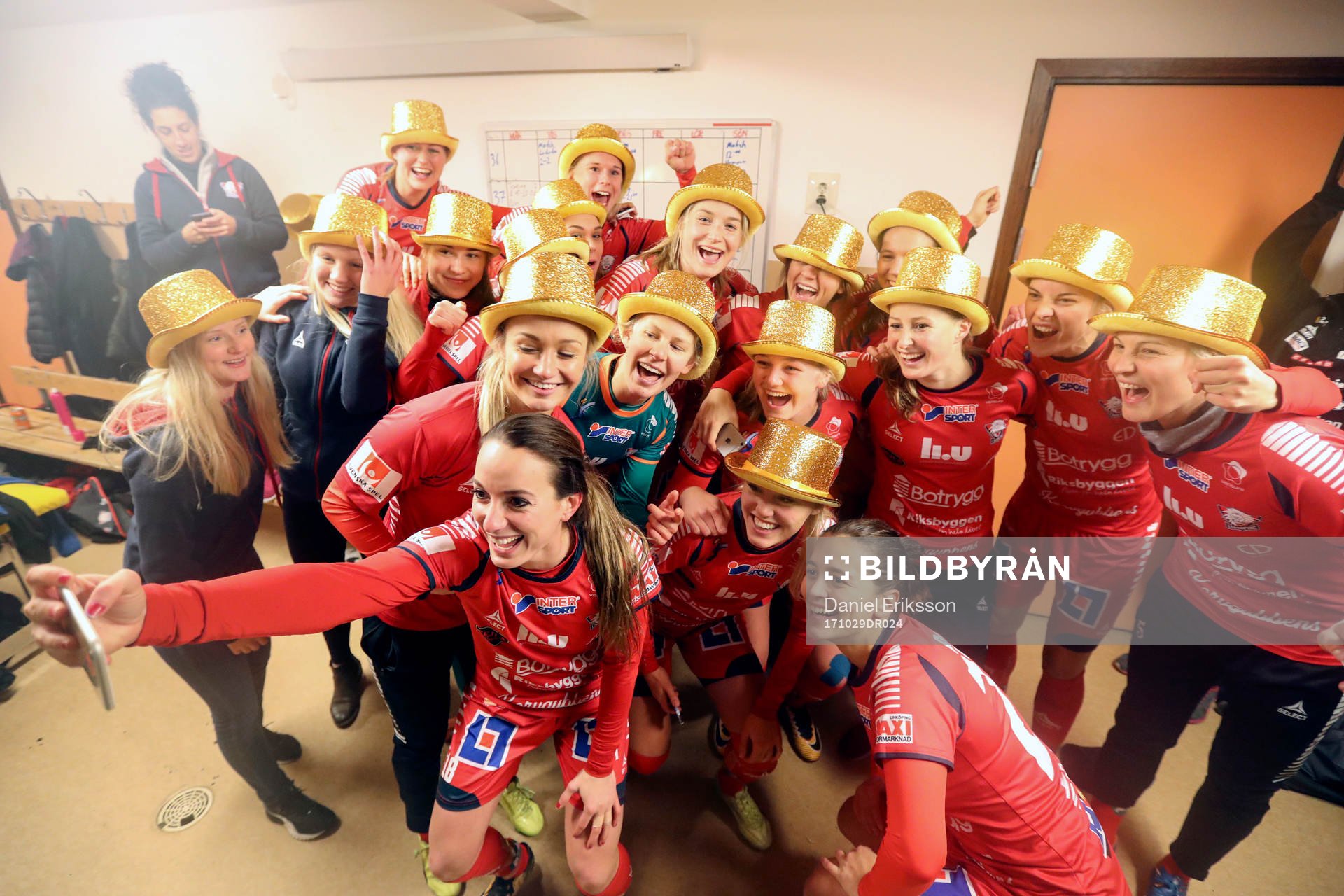 Linköpings Kosovare Asllani längst fram jublar och tar en