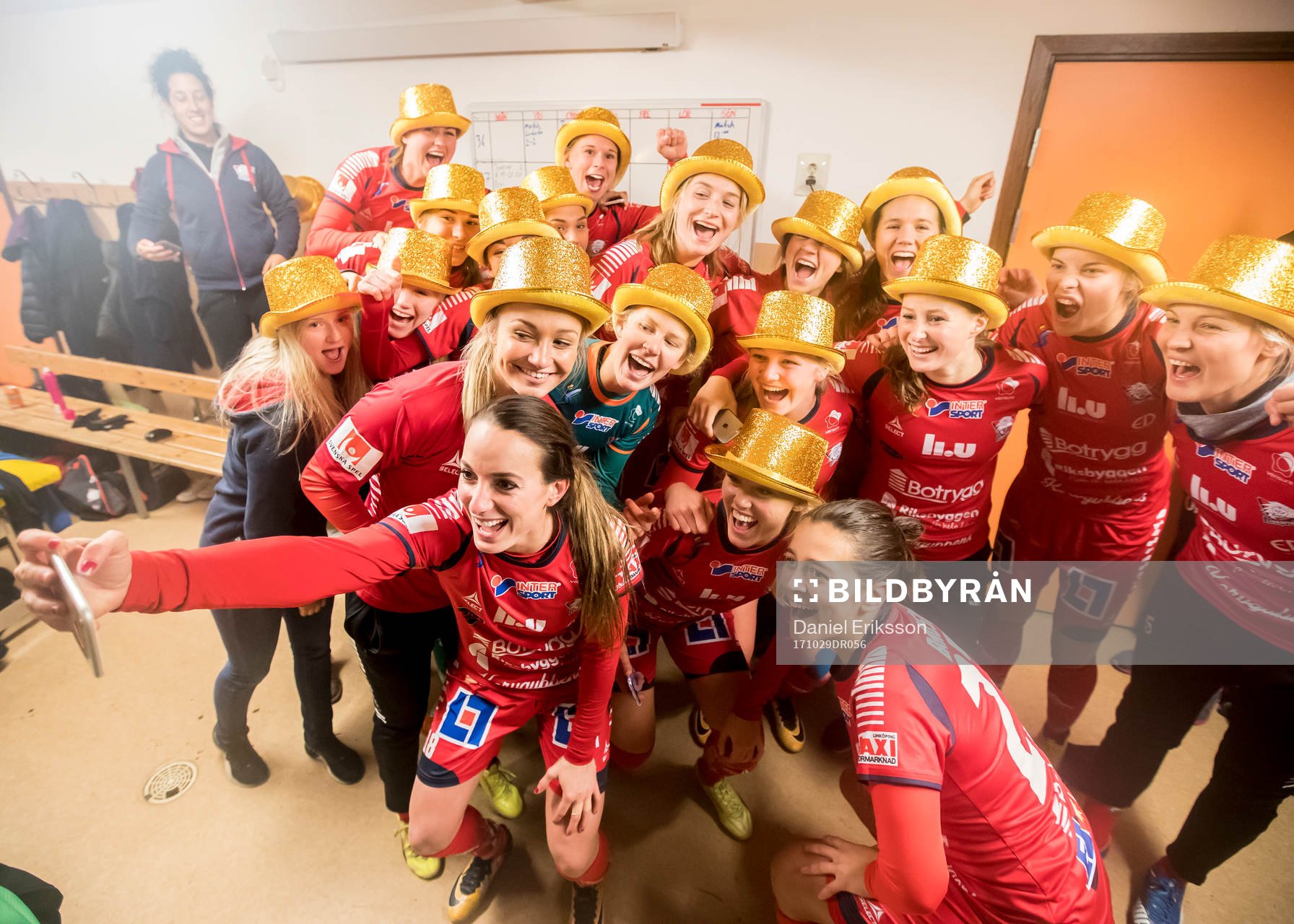 Linköpings Kosovare Asllani längst fram jublar och tar en