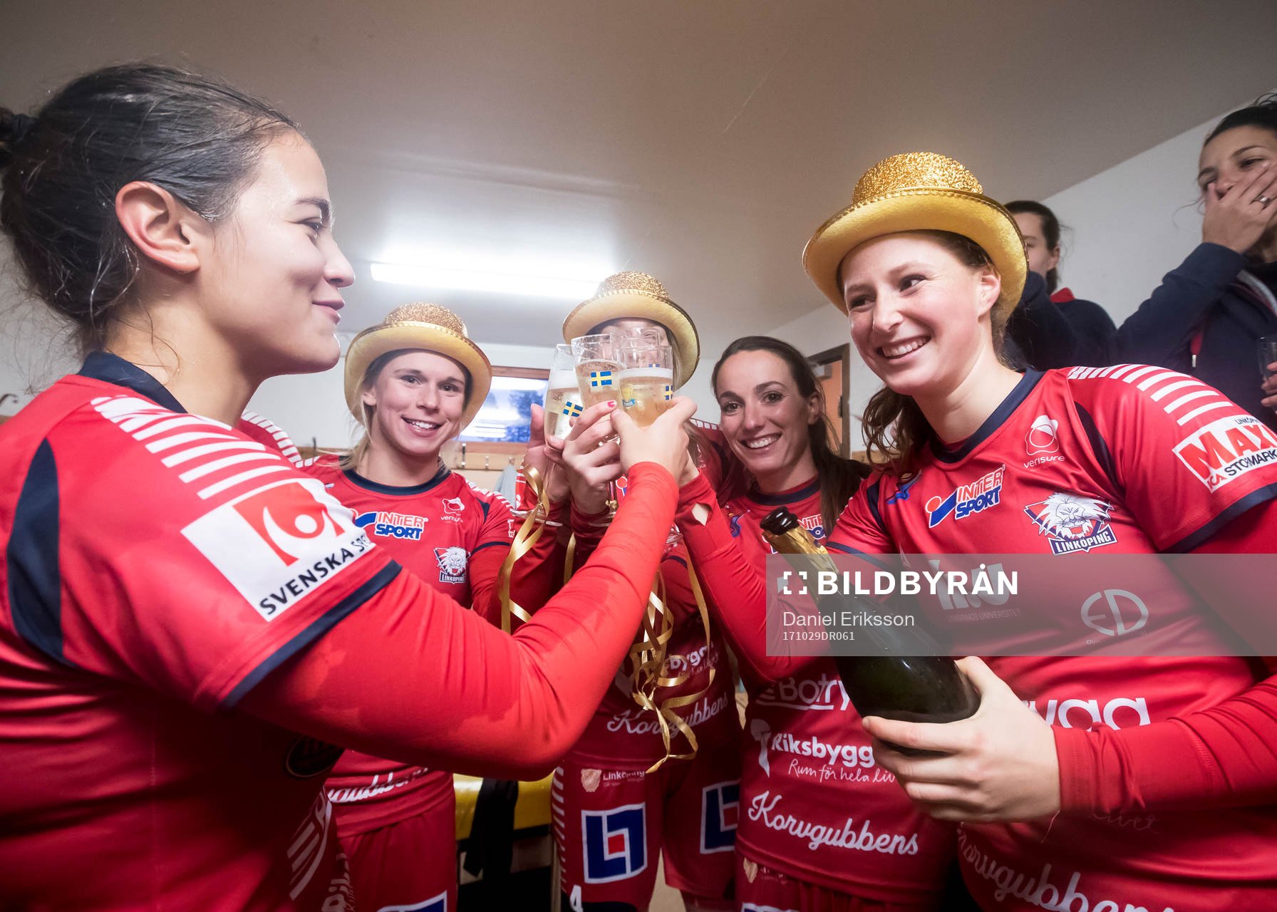 Linköpings spelarna jublar efter SM guld i fotbollsmatchen i damallsvenskan mellan Kvarnsveden och Linköping den 29 oktober 2017 i Borlänge.