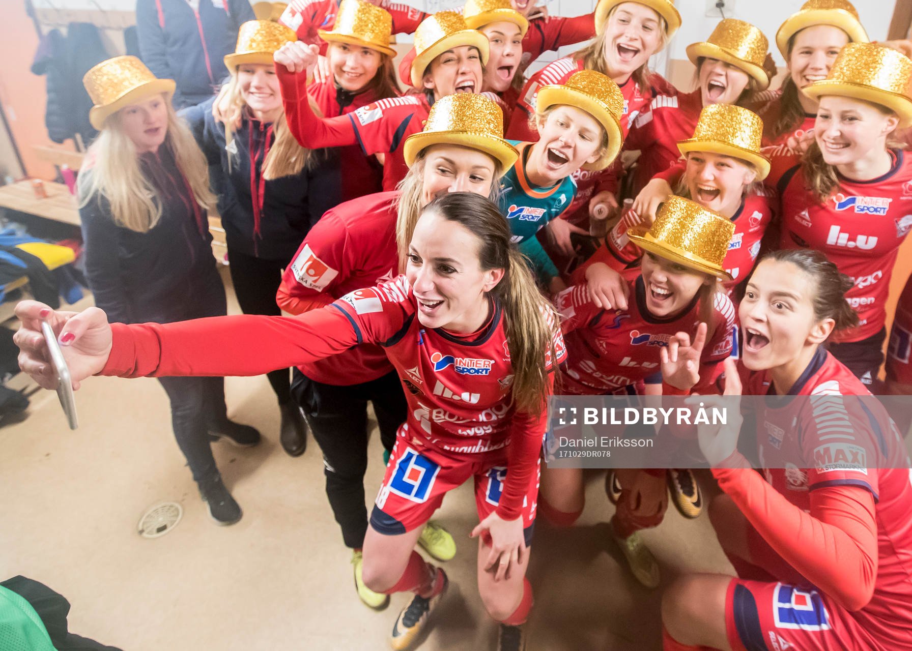 Linköpings Kosovare Asllani längst fram jublar och tar en