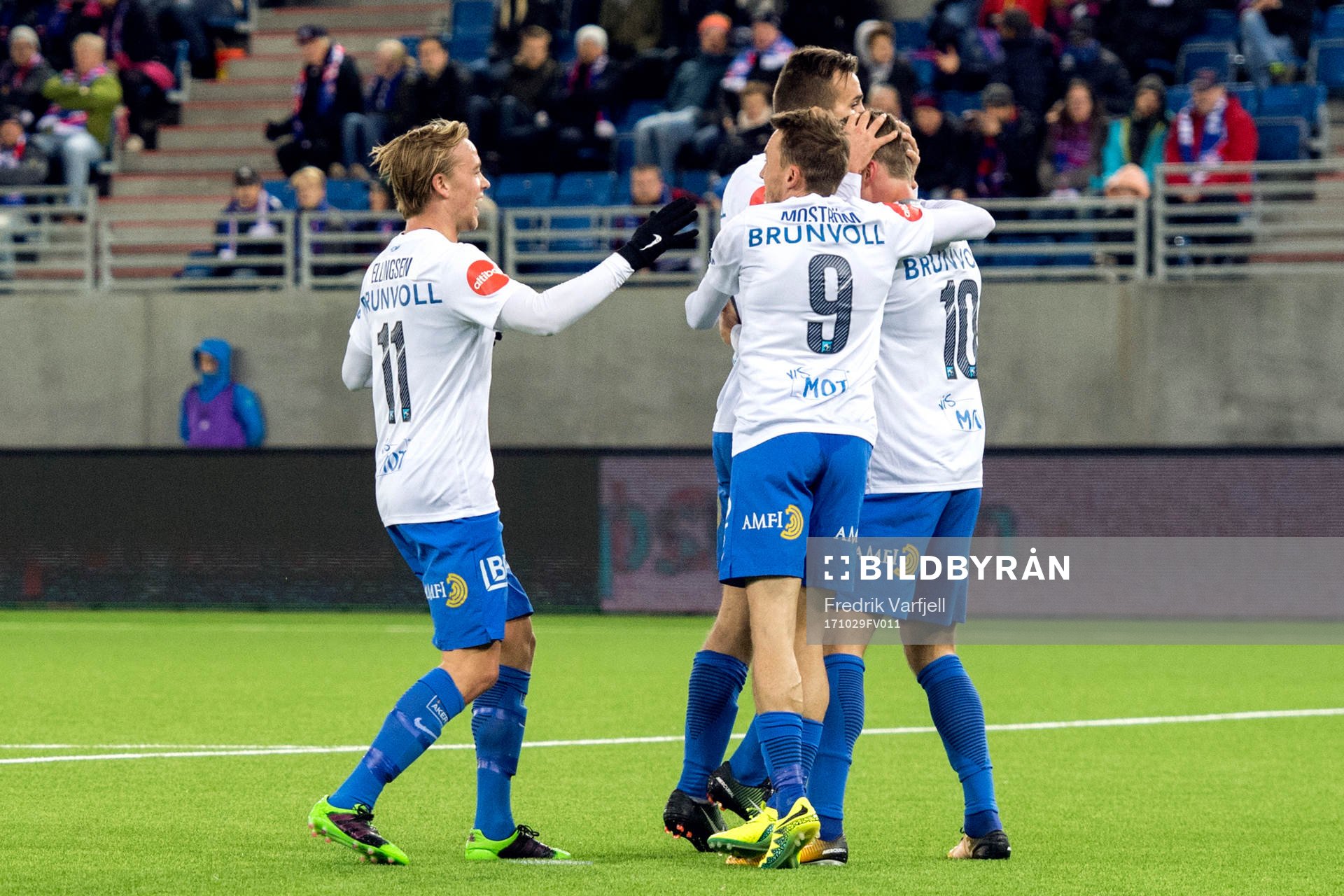 Bjørn Bermann Sigurdarson of Molde celebrates with his teammates after scoring 1-1 during the Eliteserien match between Vålerenga and Molde on October 29, 2017 in Oslo