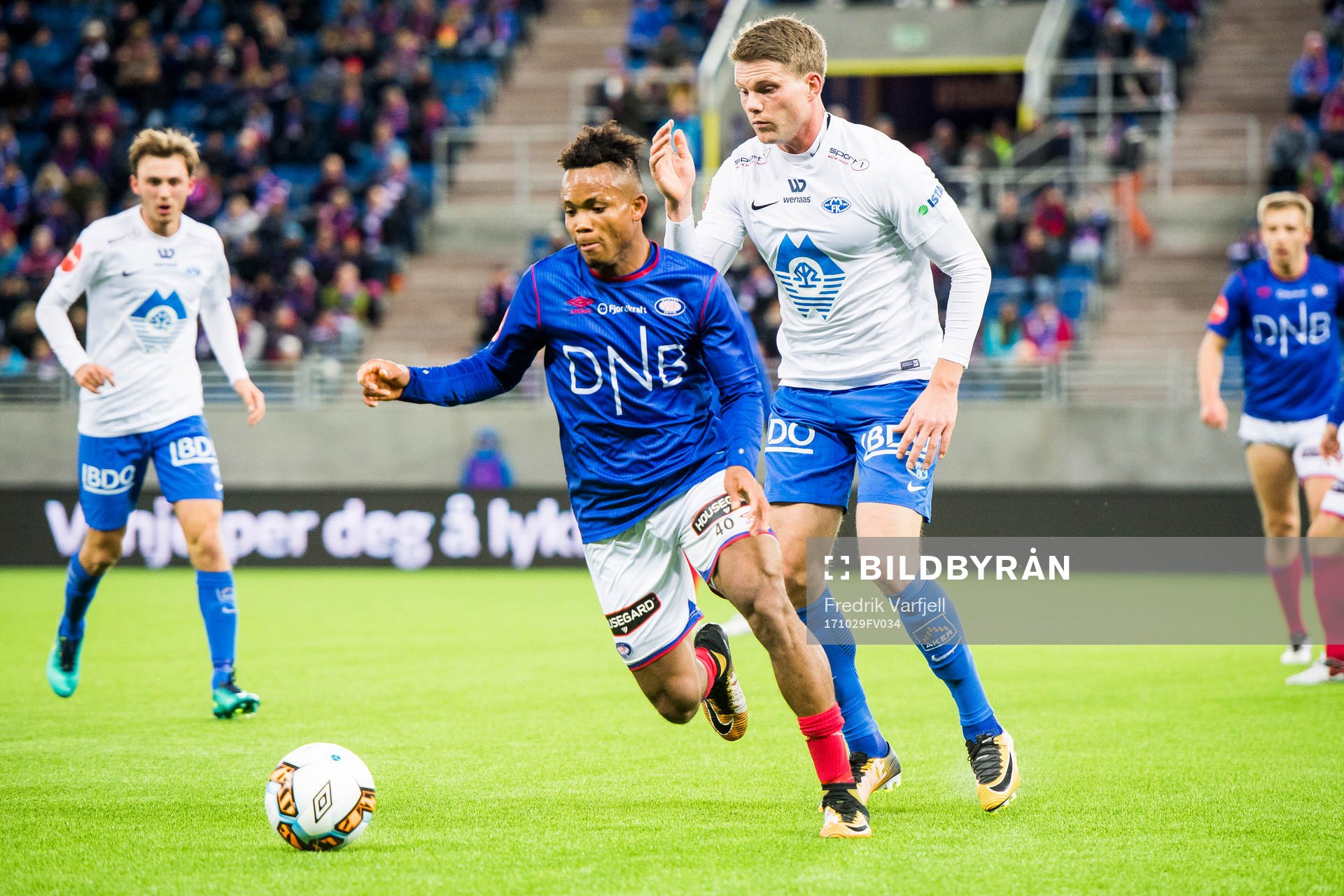 Chidera Ejuke of Vålerenga and Bjørn Bermann Sigurdarson of Molde during the Eliteserien match between Vålerenga and Molde on October 29, 2017 in Oslo