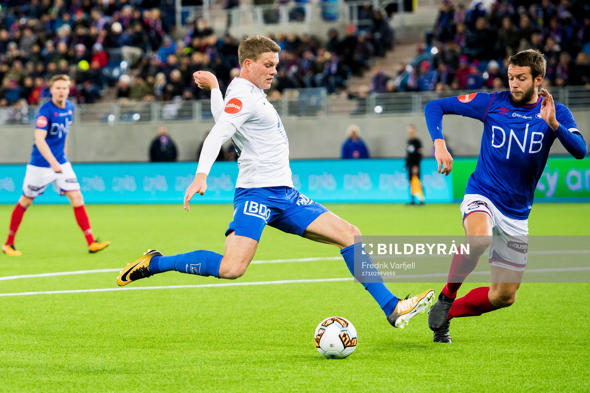 Bjørn Bermann Sigurdarson of Molde scores 1-1 during the Eliteserien match between Vålerenga and Molde on October 29, 2017 in Oslo
