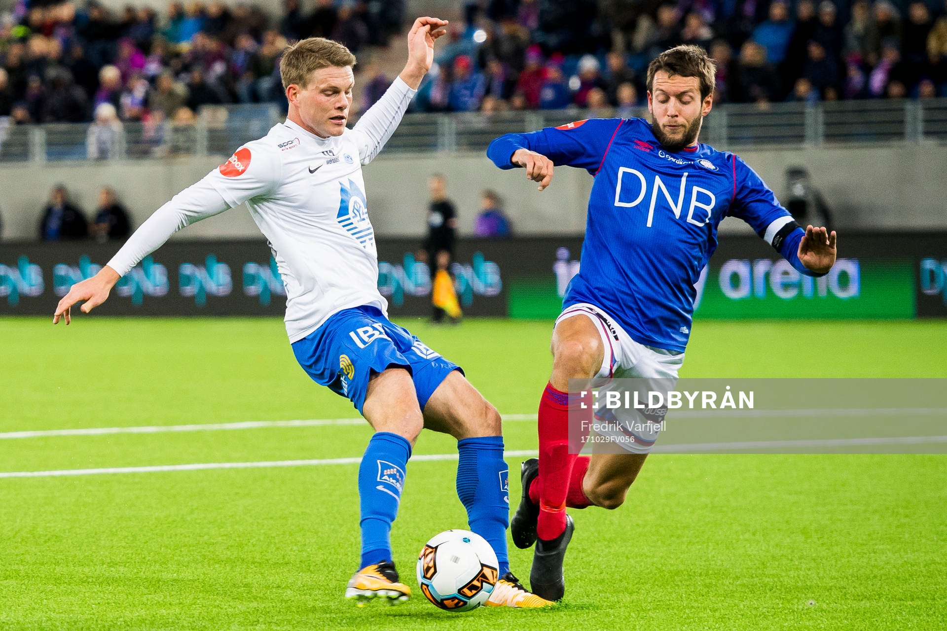 Bjørn Bermann Sigurdarson of Molde scores 1-1 during the Eliteserien match between Vålerenga and Molde on October 29, 2017 in Oslo