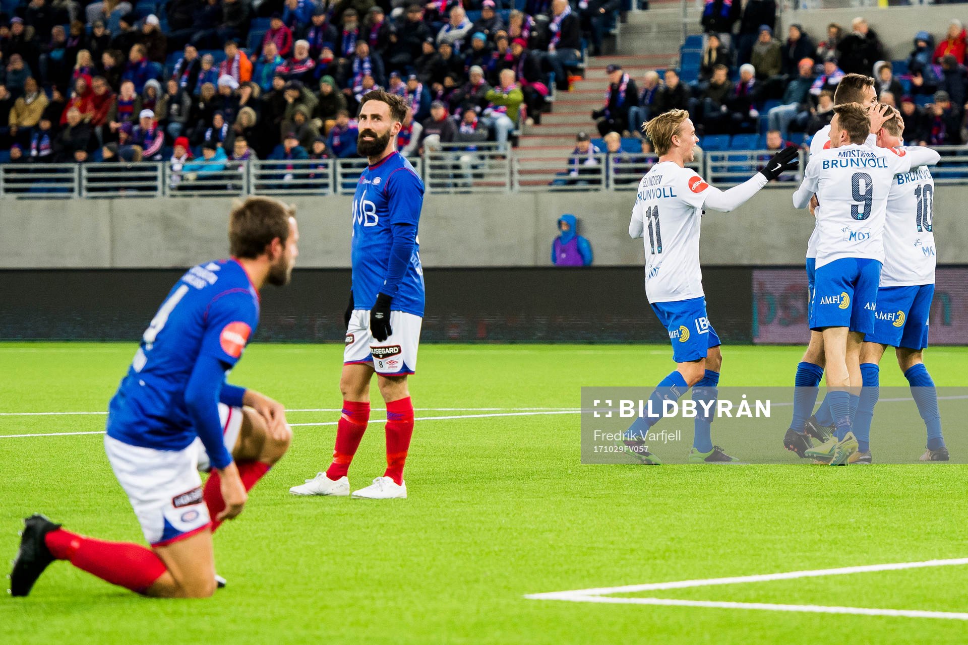 Bjørn Bermann Sigurdarson of Molde celebrates with his teammates after scoring 1-1 during the Eliteserien match between Vålerenga and Molde on October 29, 2017 in Oslo
