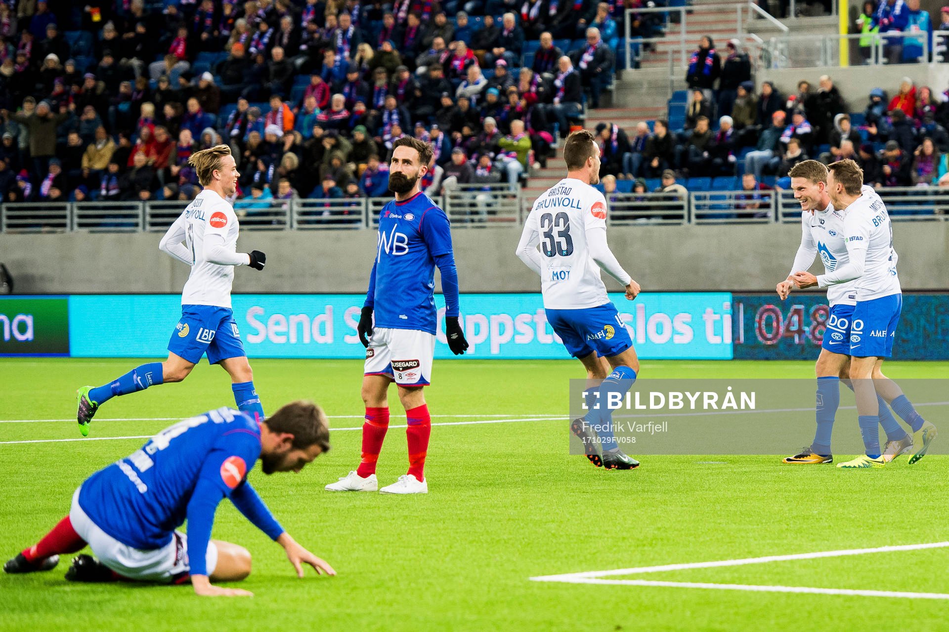 Bjørn Bermann Sigurdarson of Molde celebrates with his teammates after scoring 1-1 during the Eliteserien match between Vålerenga and Molde on October 29, 2017 in Oslo
