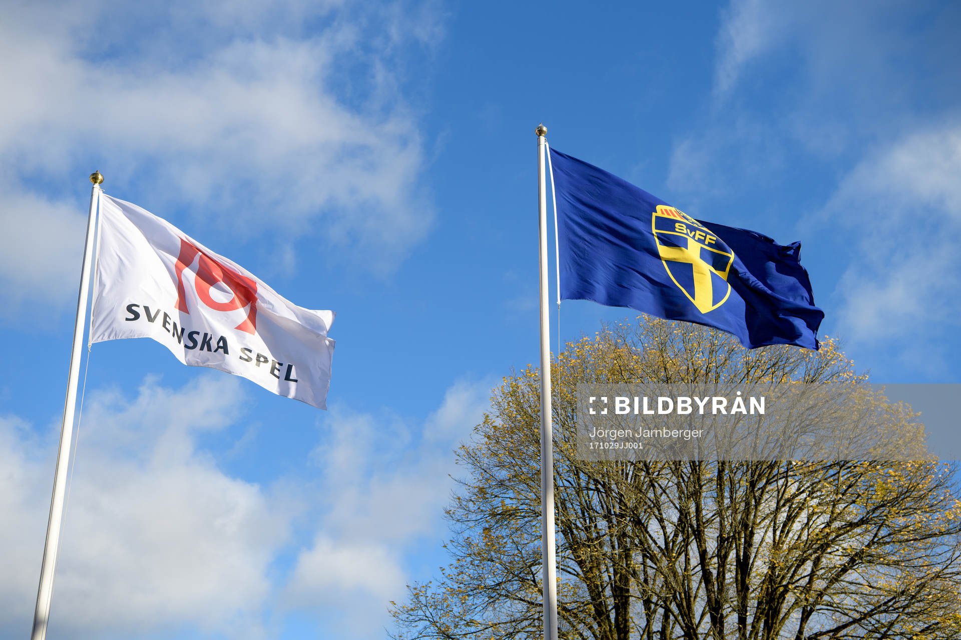 Svenska spel och Svenska fotbollsförbundets flaggor