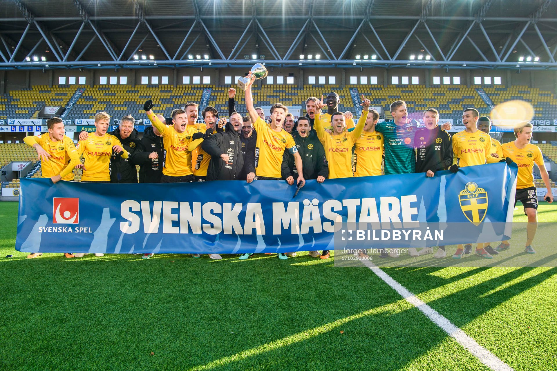 Elfsborgs lagkapten Mattias Özgün jublar med övriga
