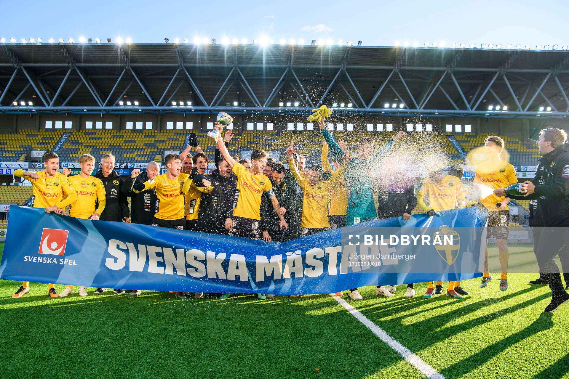 Elfsborgs lagkapten Mattias Özgün jublar med övriga