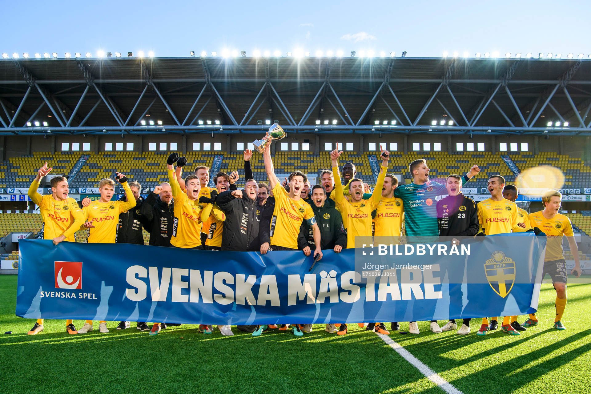 Elfsborgs lagkapten Mattias Özgün jublar med övriga