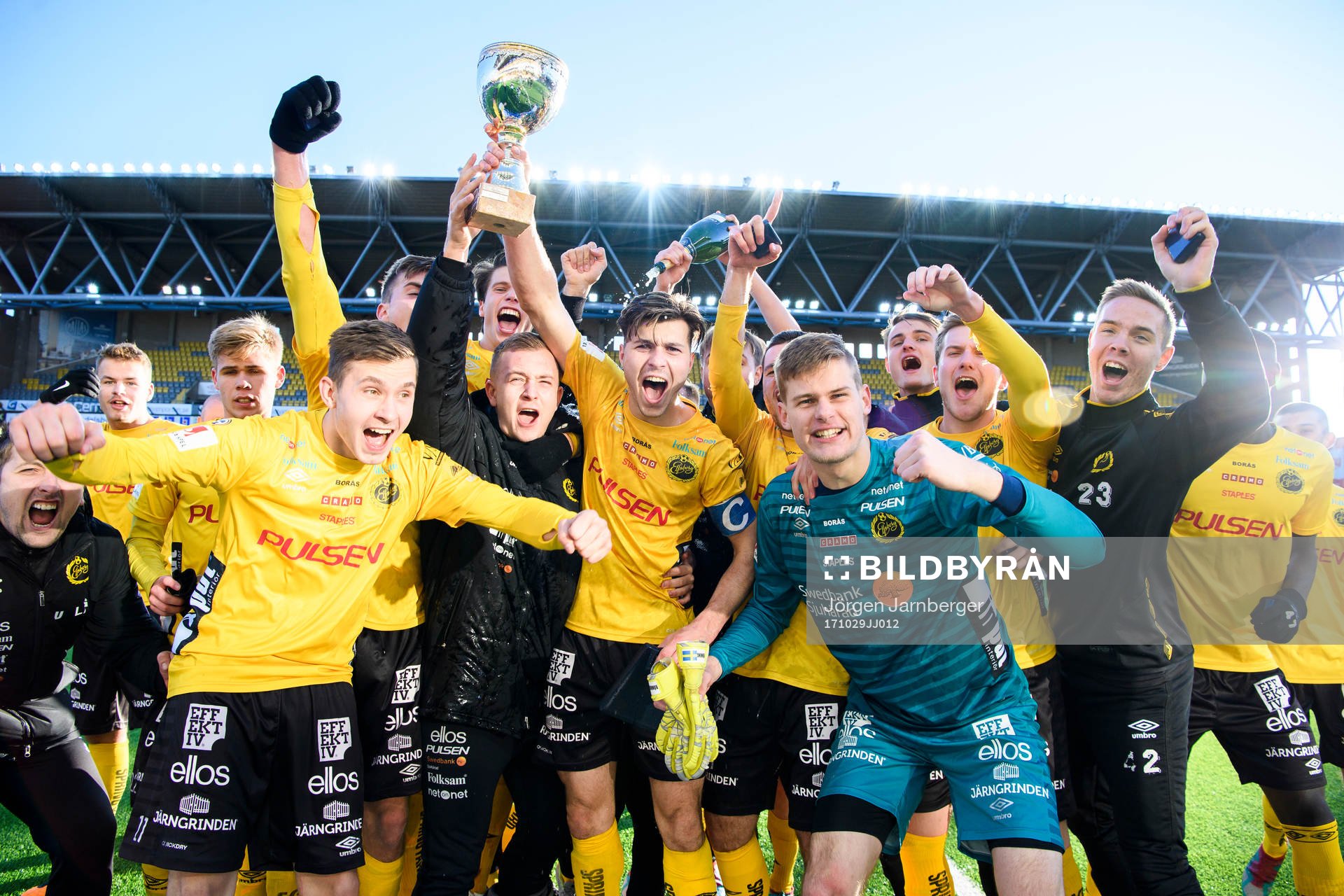 Elfsborgs lagkapten Mattias Özgün jublar med övriga