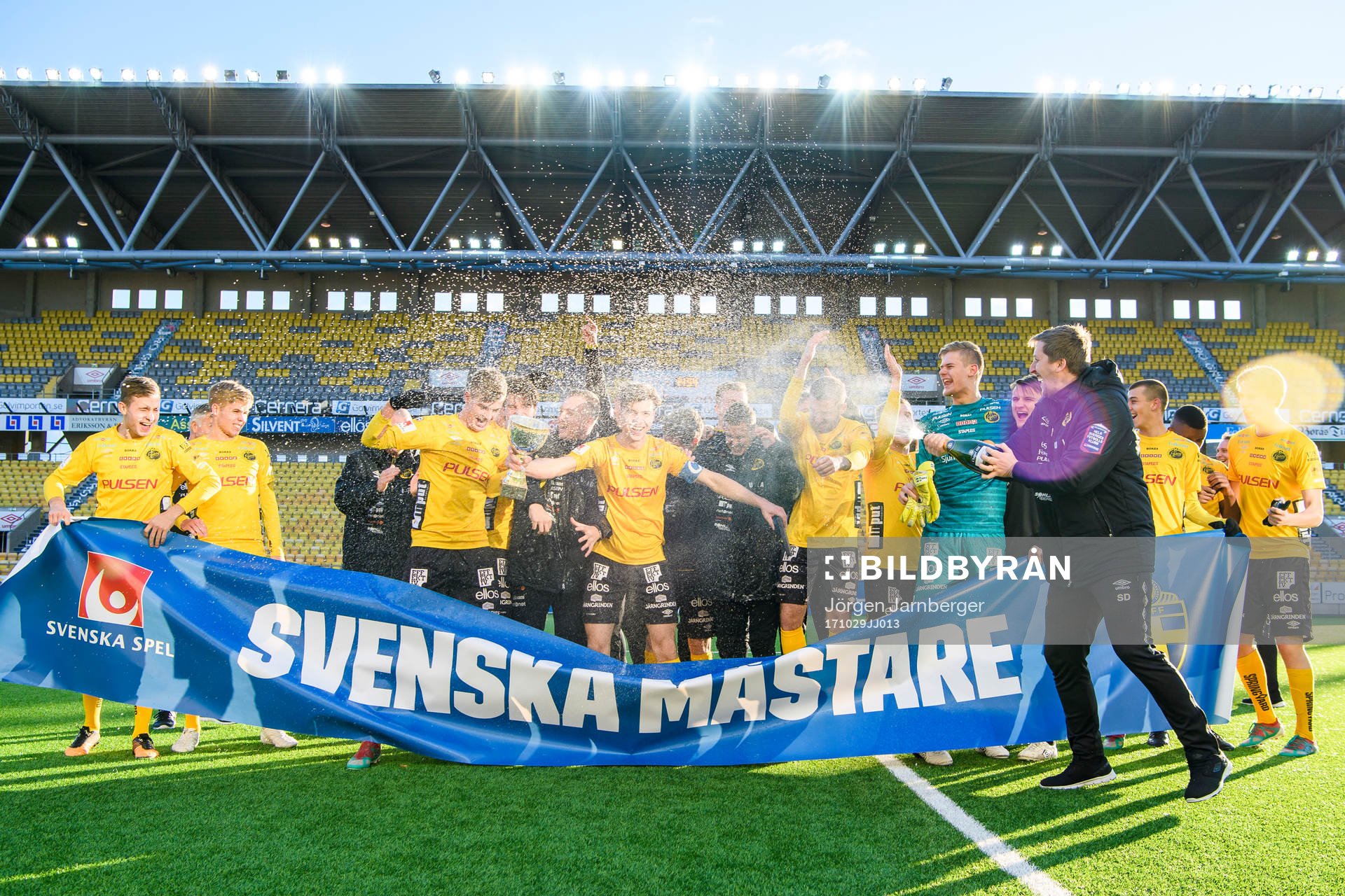 Elfsborgs lagkapten Mattias Özgün jublar med övriga