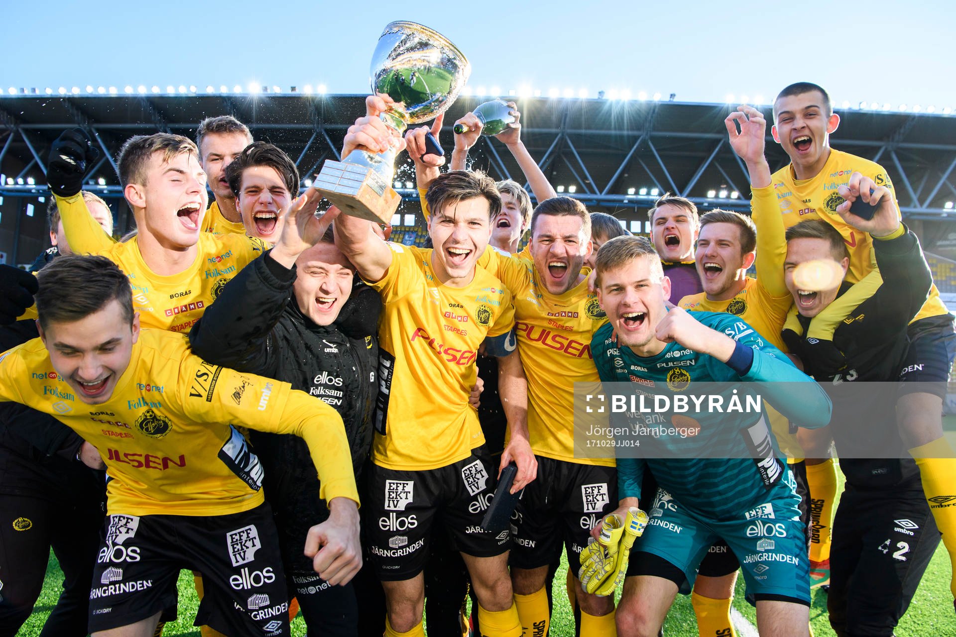 Elfsborgs lagkapten Mattias Özgün jublar med övriga