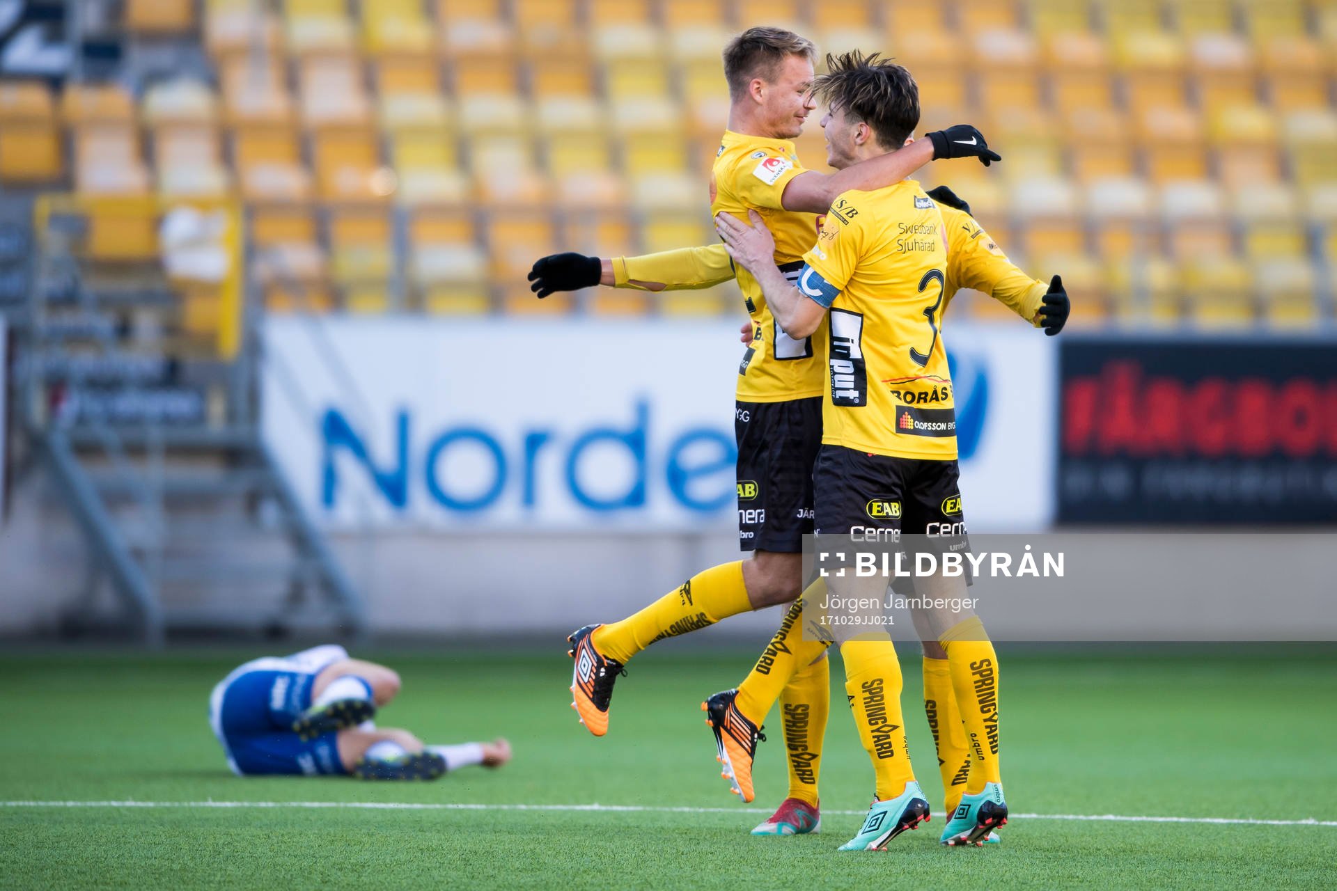 Elfsborgs Mattias Özgün och Gustav Henriksson jublar