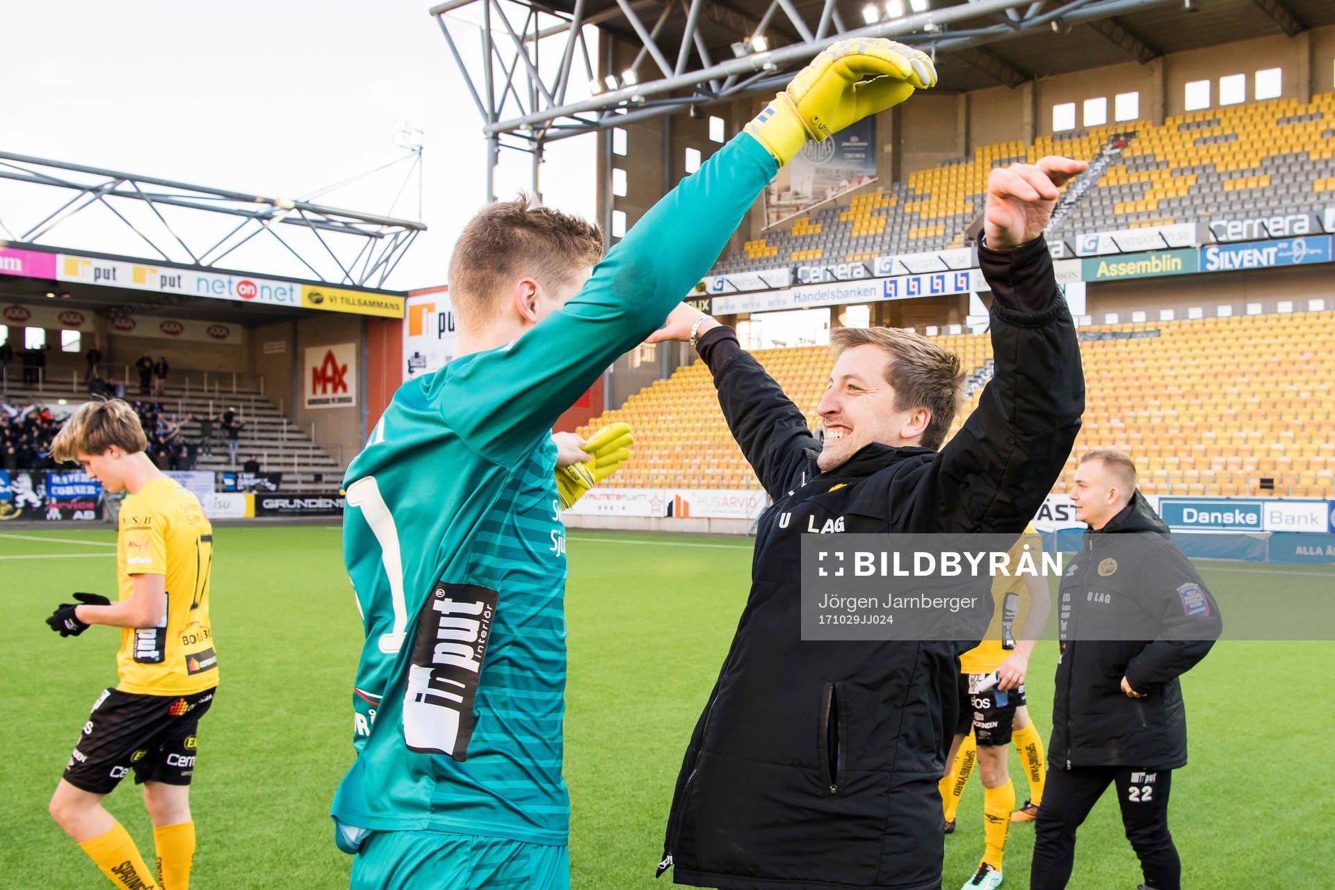 Elfsborgs tränare Sanel Duzel jublar ihop med målvakt Tim
