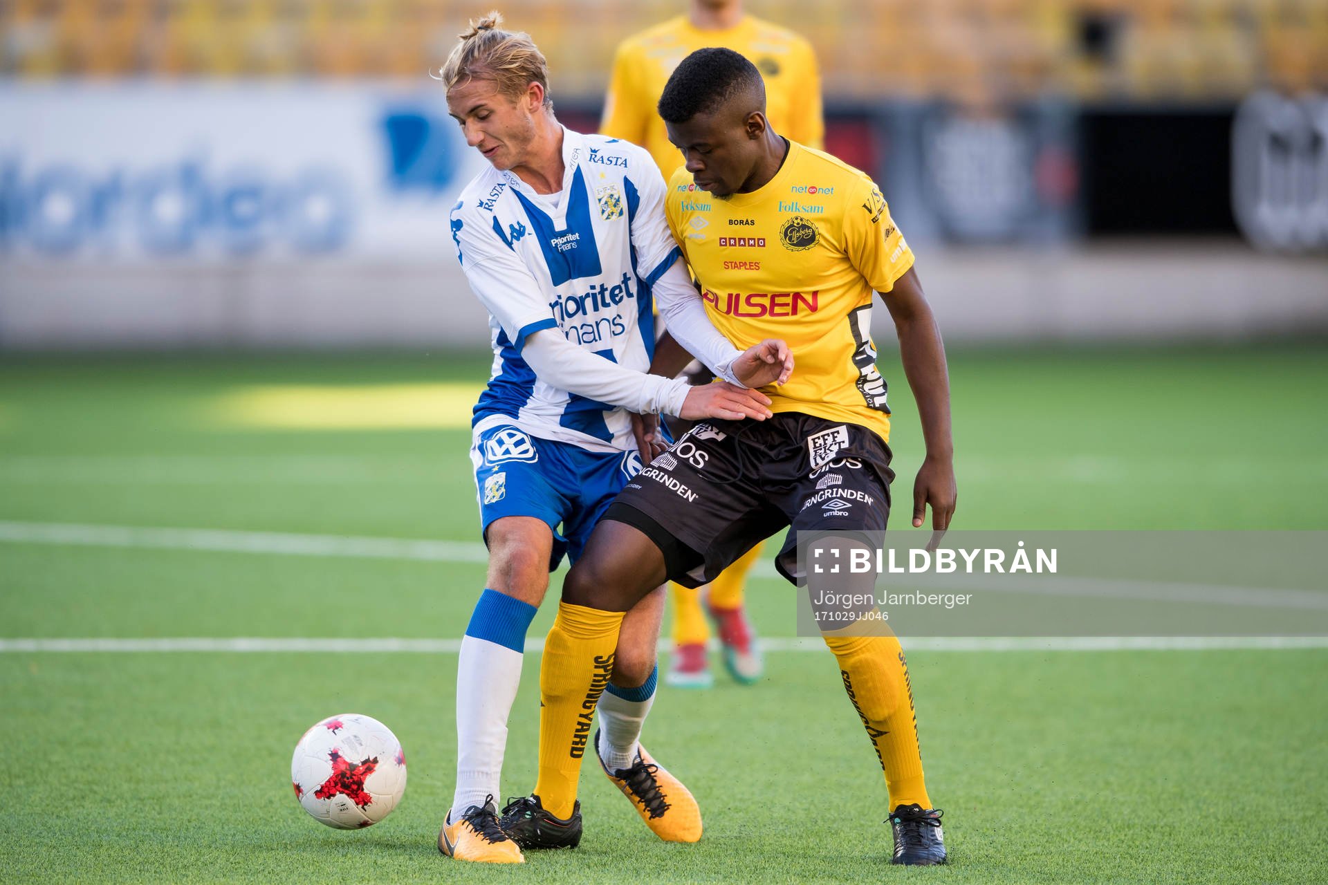 IFK Göteborgs Benjamin Nygren och Elfsborgs Chris Makindu under U19 SM-finalen i fotboll mellan Elfsborg och IFK Göteborg den 29 oktober 2017 i Borås.