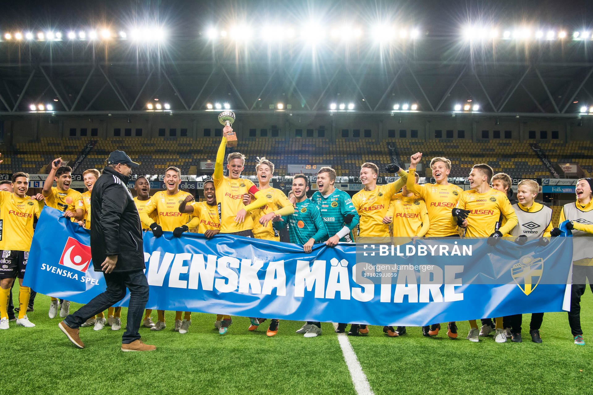 Elfsborgs lagkapten Tim Stålheden höjer pokalen och
