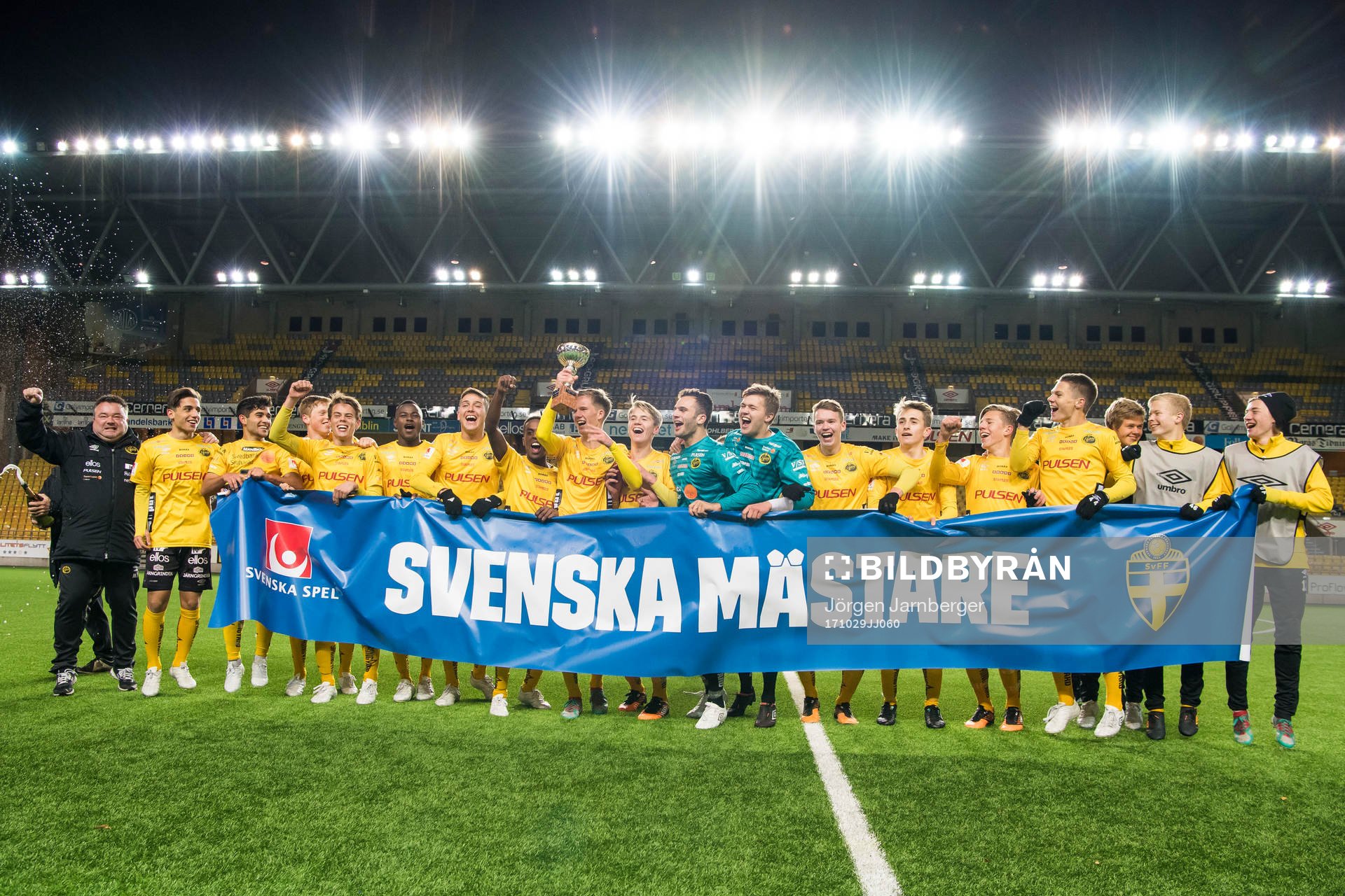 Elfsborgs lagkapten Tim Stålheden höjer pokalen och jublar med övriga spelare under U17 SM-finalen i fotboll mellan Elfsborg och Malmö FF den 29 oktober 2017 i Borås.