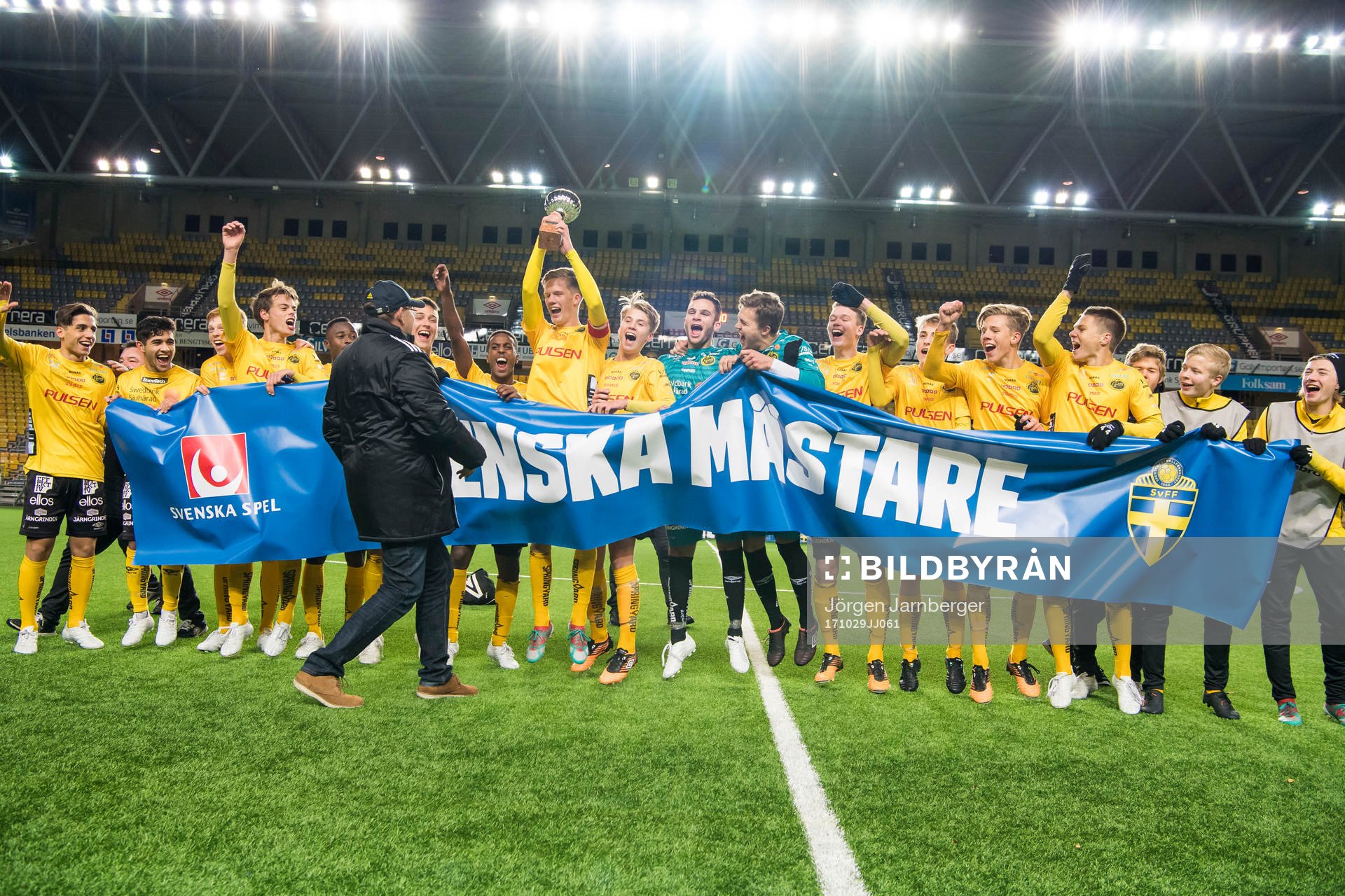 Elfsborgs lagkapten Tim Stålheden höjer pokalen och