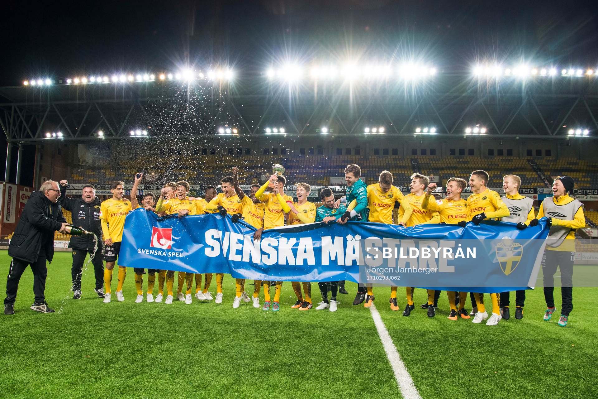 Elfsborgs lagkapten Tim Stålheden höjer pokalen och jublar med övriga spelare under U17 SM-finalen i fotboll mellan Elfsborg och Malmö FF den 29 oktober 2017 i Borås.