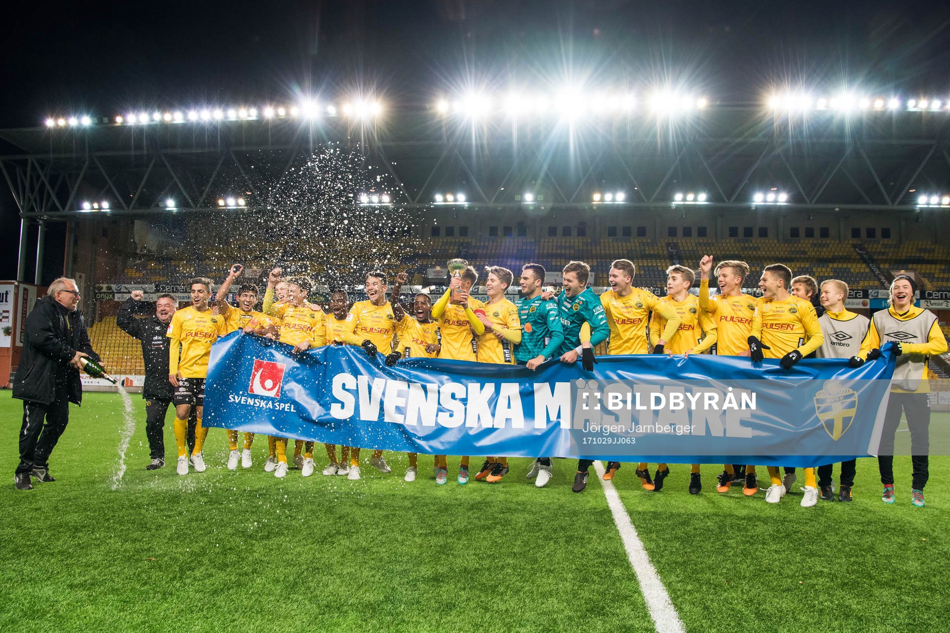 Elfsborgs lagkapten Tim Stålheden höjer pokalen och jublar med övriga spelare under U17 SM-finalen i fotboll mellan Elfsborg och Malmö FF den 29 oktober 2017 i Borås.