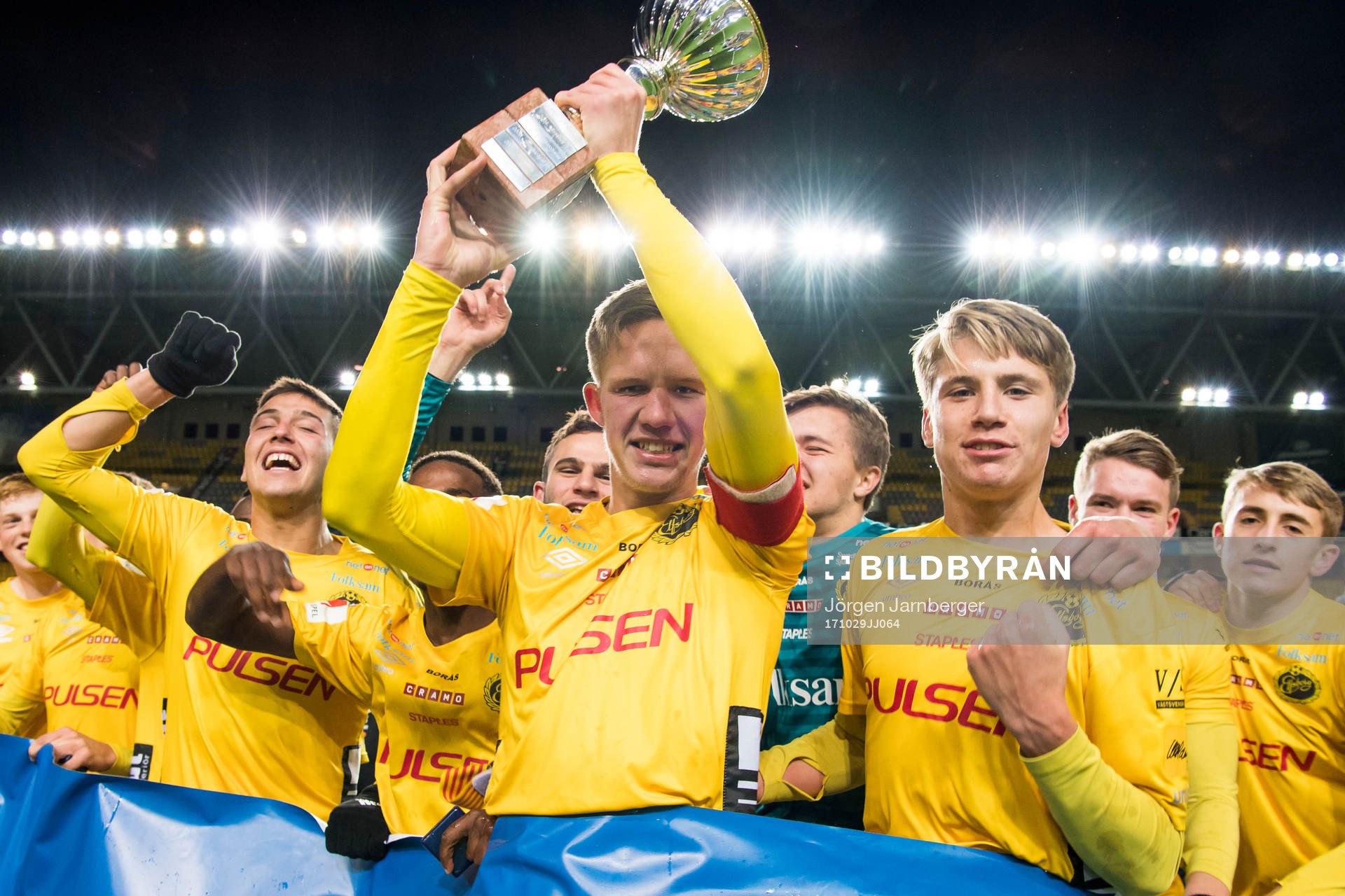 Elfsborgs lagkapten Tim Stålheden höjer pokalen och