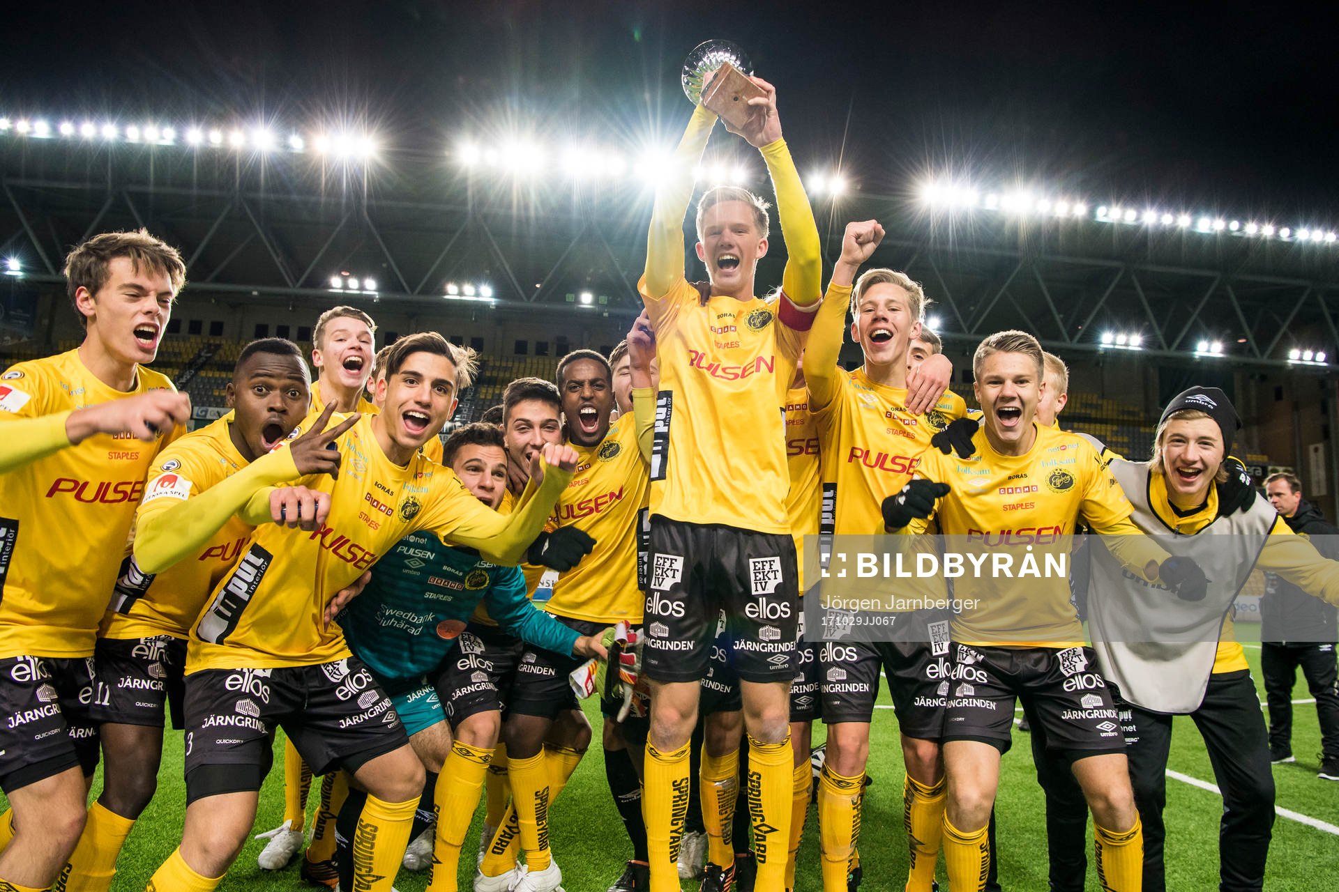 Elfsborgs lagkapten Tim Stålheden höjer pokalen och