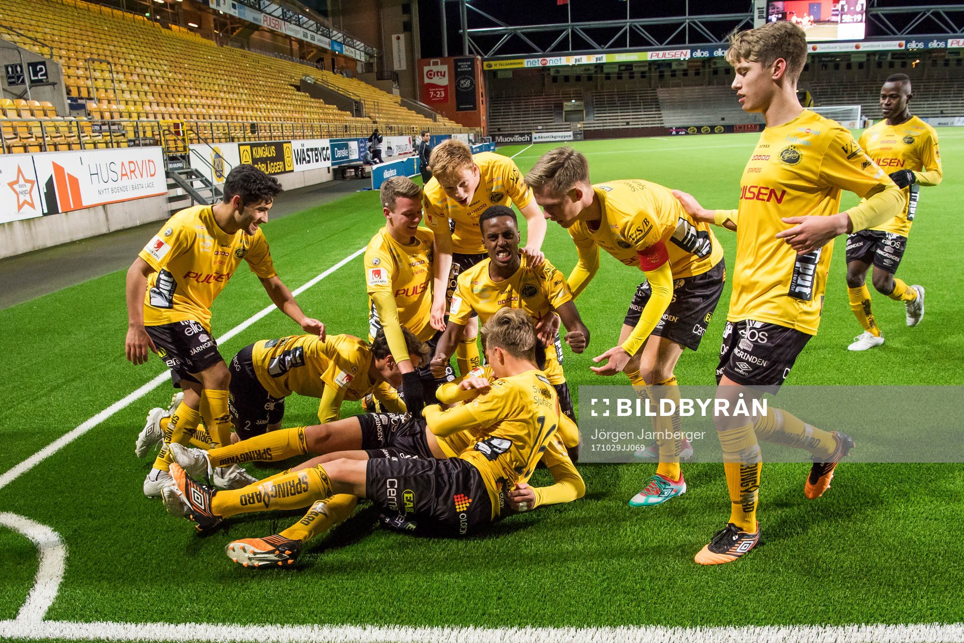 Elfsborgs spelare jublar efter att Aleksandar Ceganjac gjort 1-0 under U17 SM-finalen i fotboll mellan Elfsborg och Malmö FF den 29 oktober 2017 i Borås.