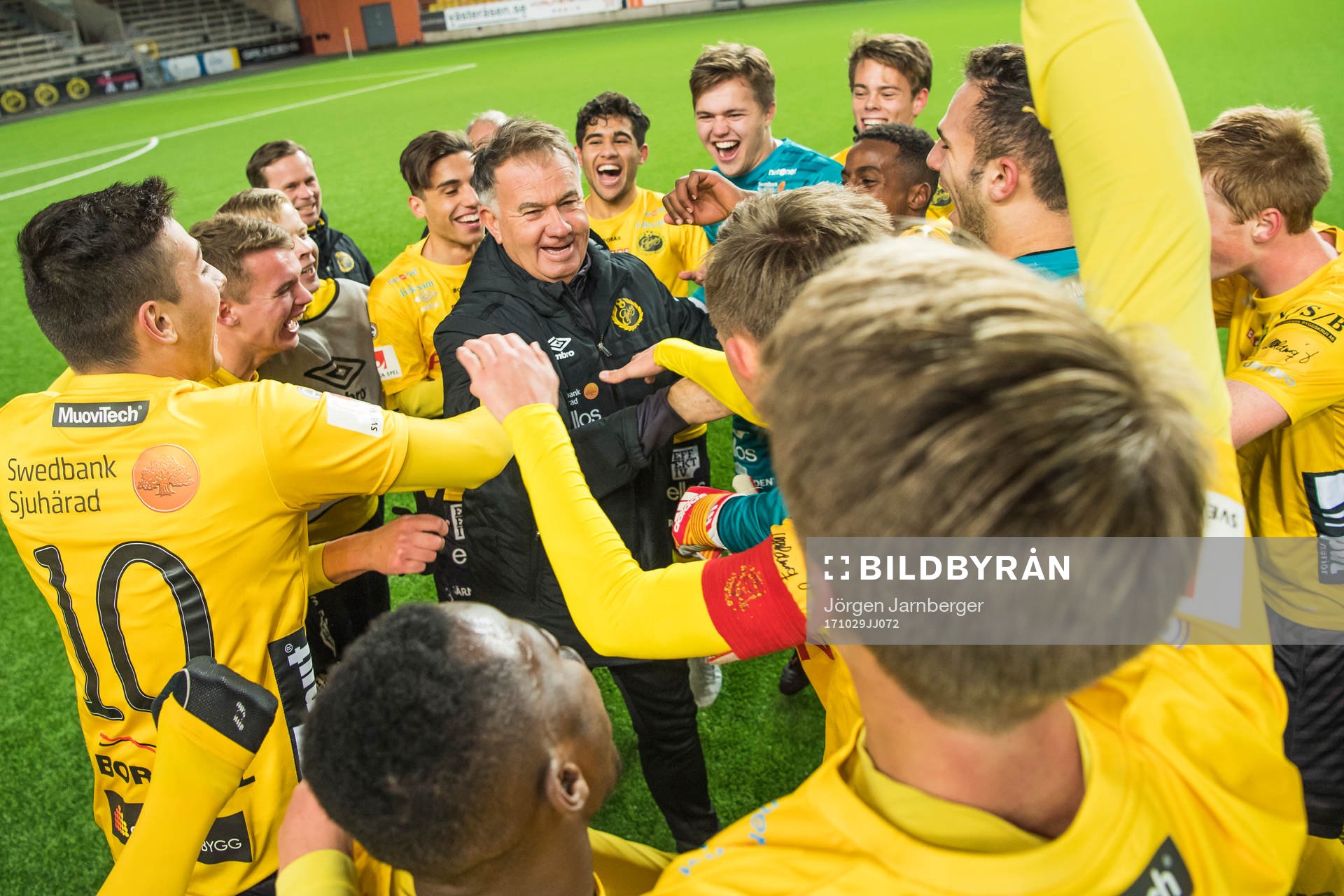 Elfsborgs tränare Tony Lundqvist jublar med spelaren efter U17 SM-finalen i fotboll mellan Elfsborg och Malmö FF den 29 oktober 2017 i Borås.