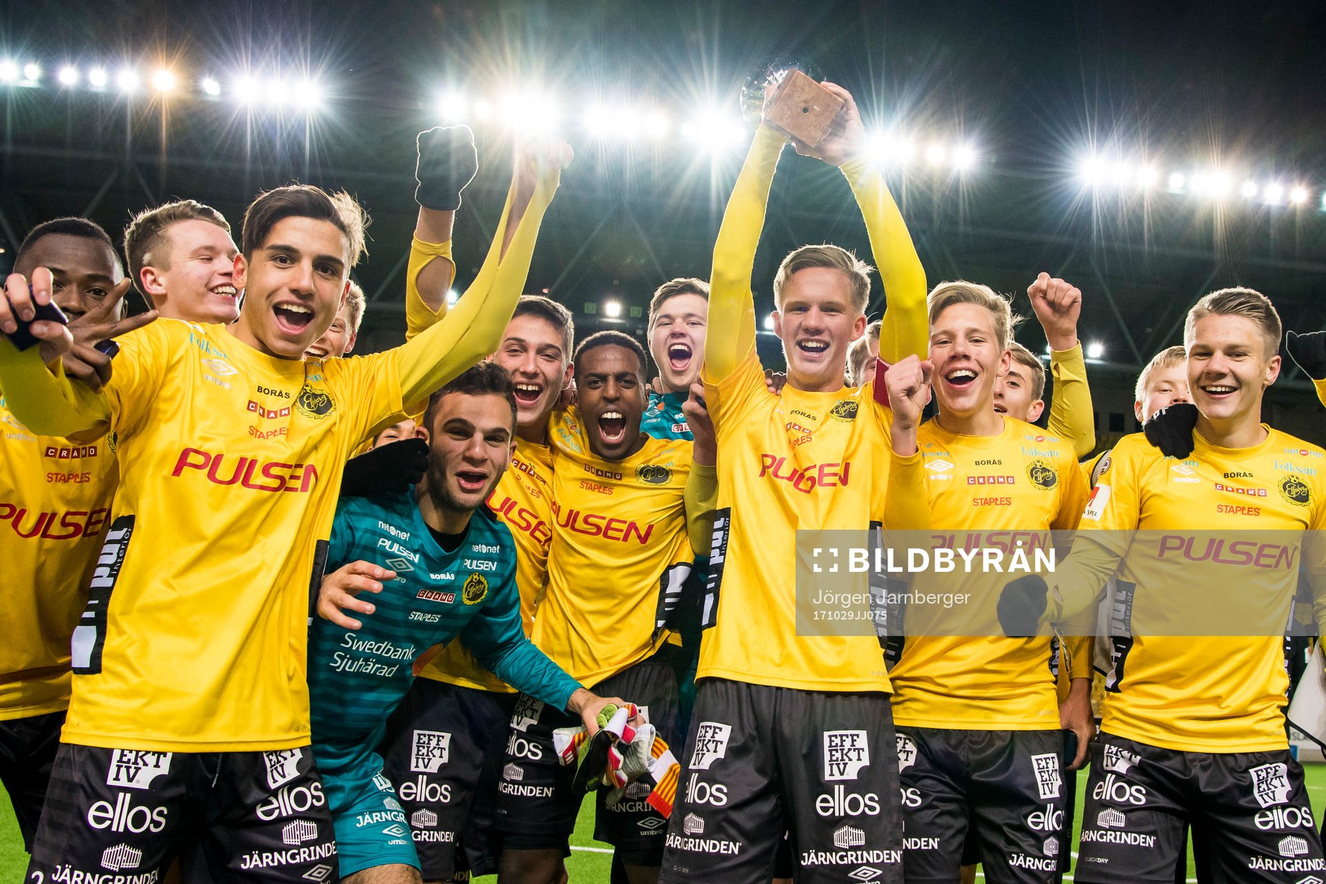 Elfsborgs lagkapten Tim Stålheden höjer pokalen och