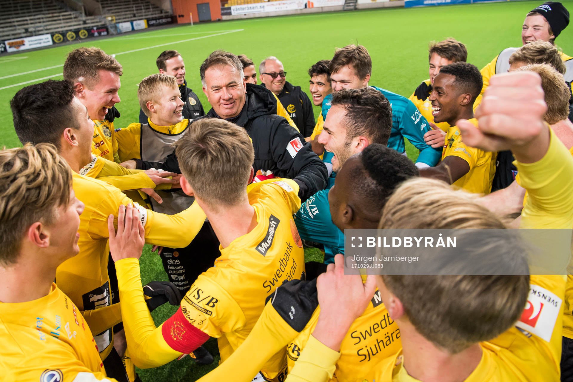 Elfsborgs tränare Tony Lundqvist jublar ihop med spelarna efter U17 SM-finalen i fotboll mellan Elfsborg och Malmö FF den 29 oktober 2017 i Borås.