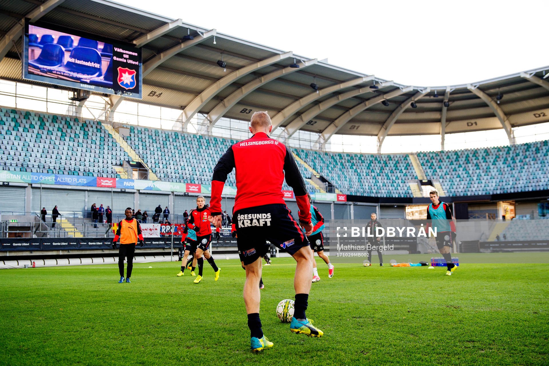 Helsingborgs Peter Larsson (rygg mot kameran)