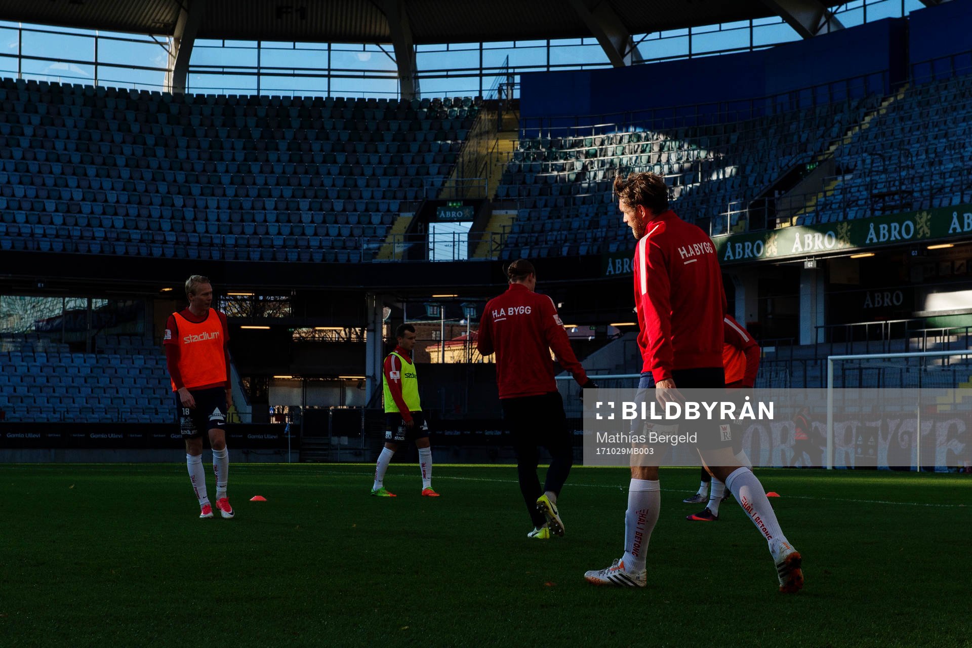 Örgrytes Johan Elmander under uppvärmningen inför fotbollsmatchen i Superettan mellan Örgryte och Helsingborg den 29 oktober 2017 i Göteborg.