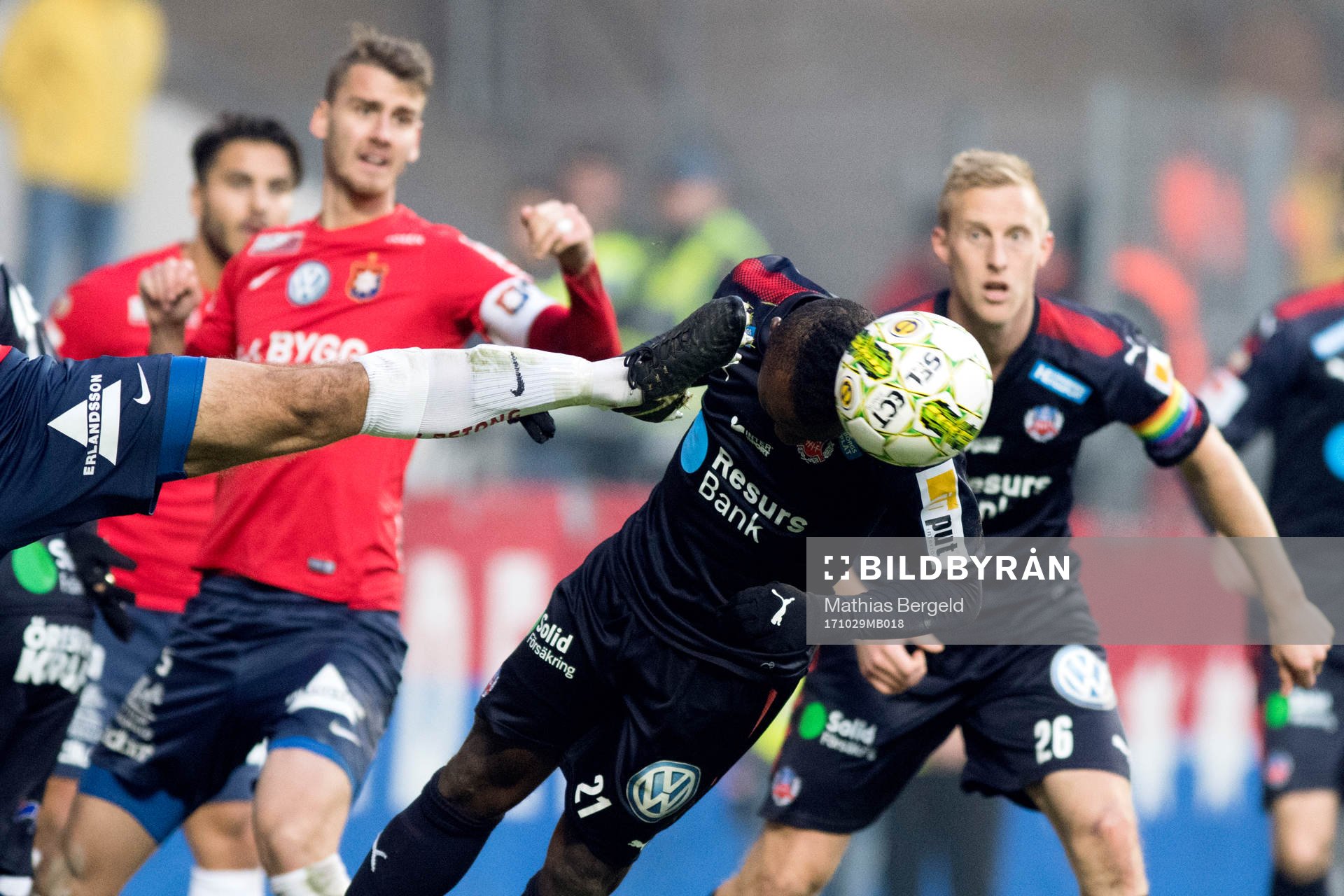 Helsingborgs Monday Samuel nickar bort bollen under fotbollsmatchen i Superettan mellan Örgryte och Helsingborg den 29 oktober 2017 i Göteborg.
