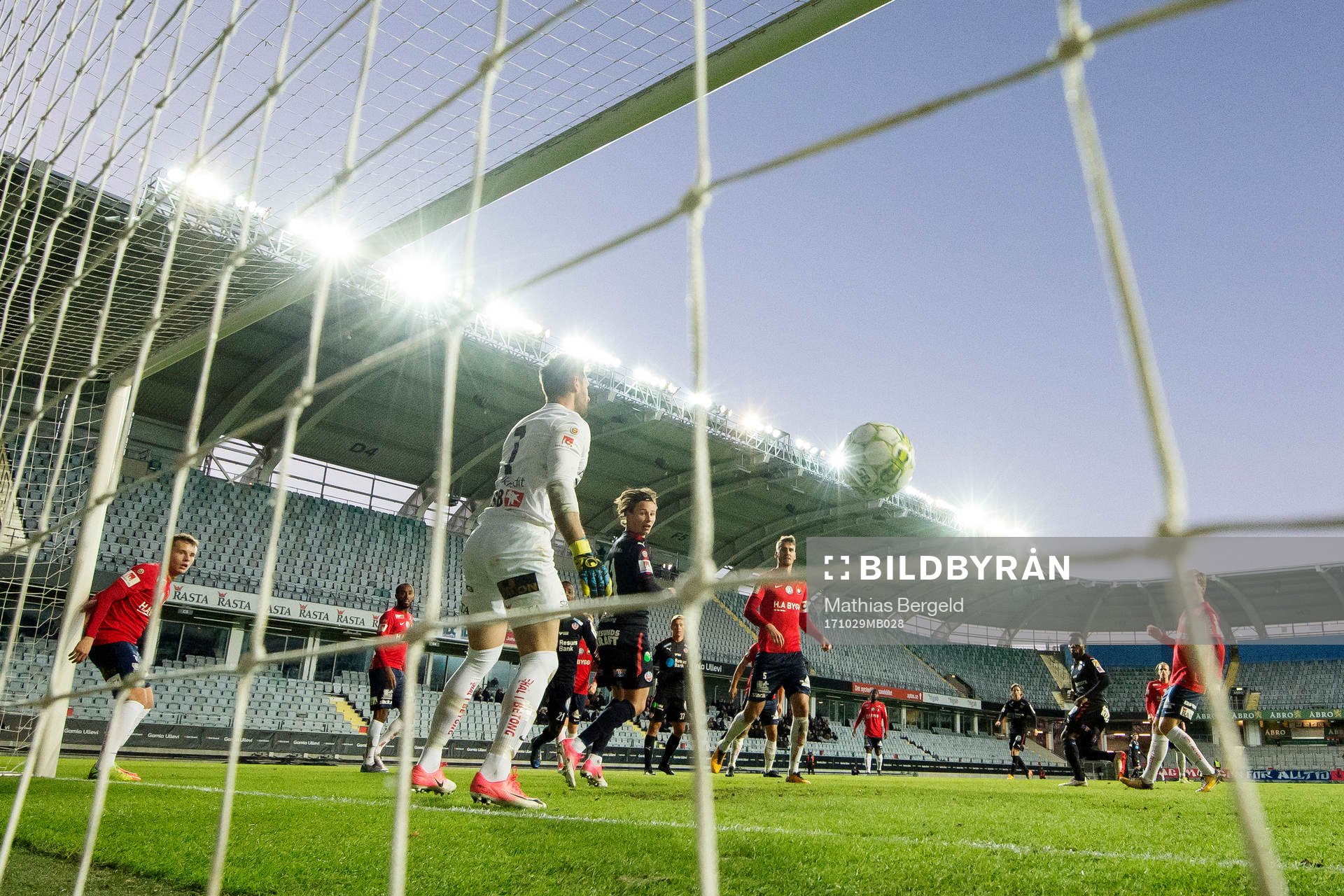 Örgrytes målvakt Stojan Lukic ser Helsingborgs Lumala