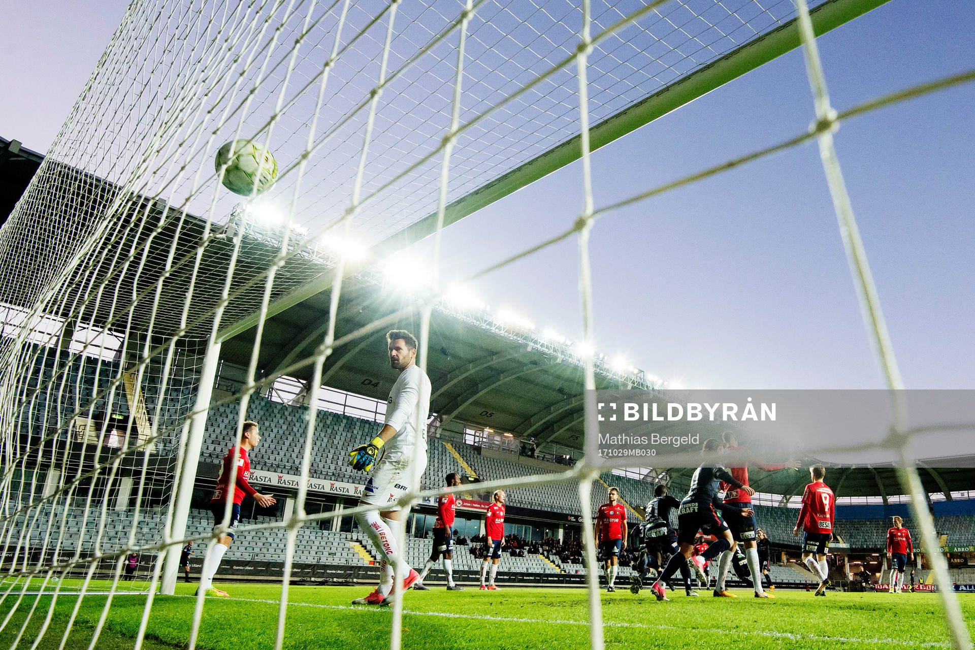 Örgrytes målvakt Stojan Lukic deppar