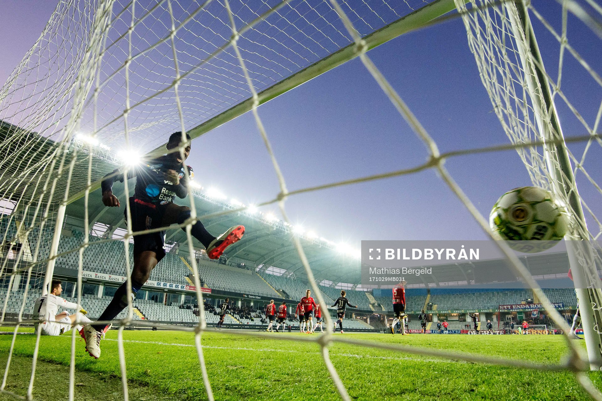 Örgrytes målvakt Stojan Lukic deppare medan Helsingborgs
