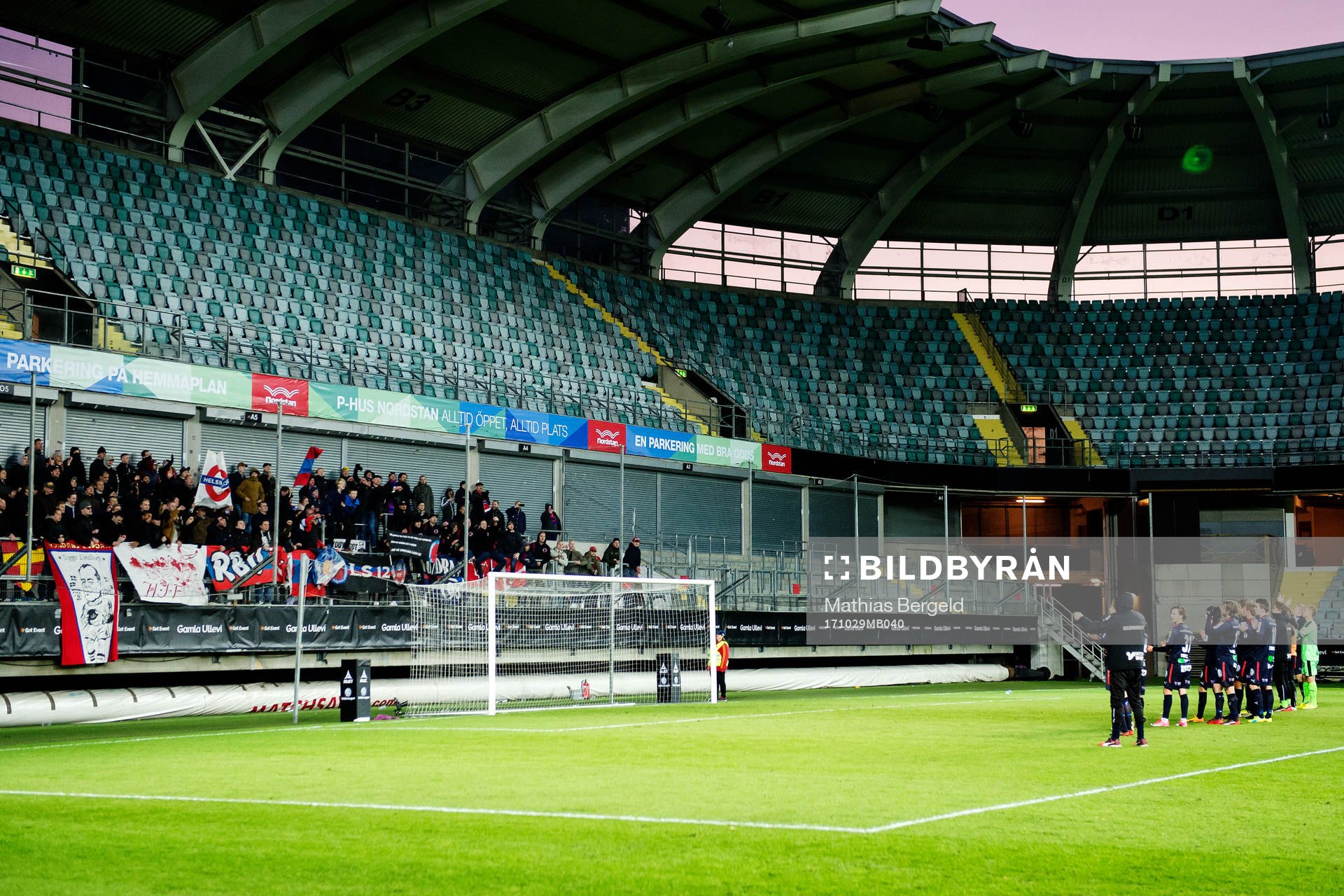 Helsingborgs spelare tackar och jublar med supportrarna