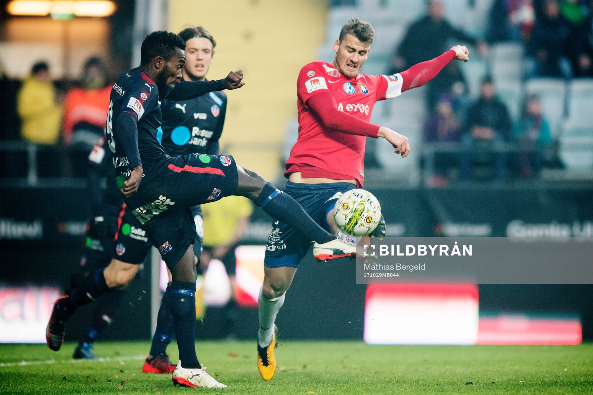 Helsingborgs Lumala Abdu  och Örgrytes Johan Hammar i kamp