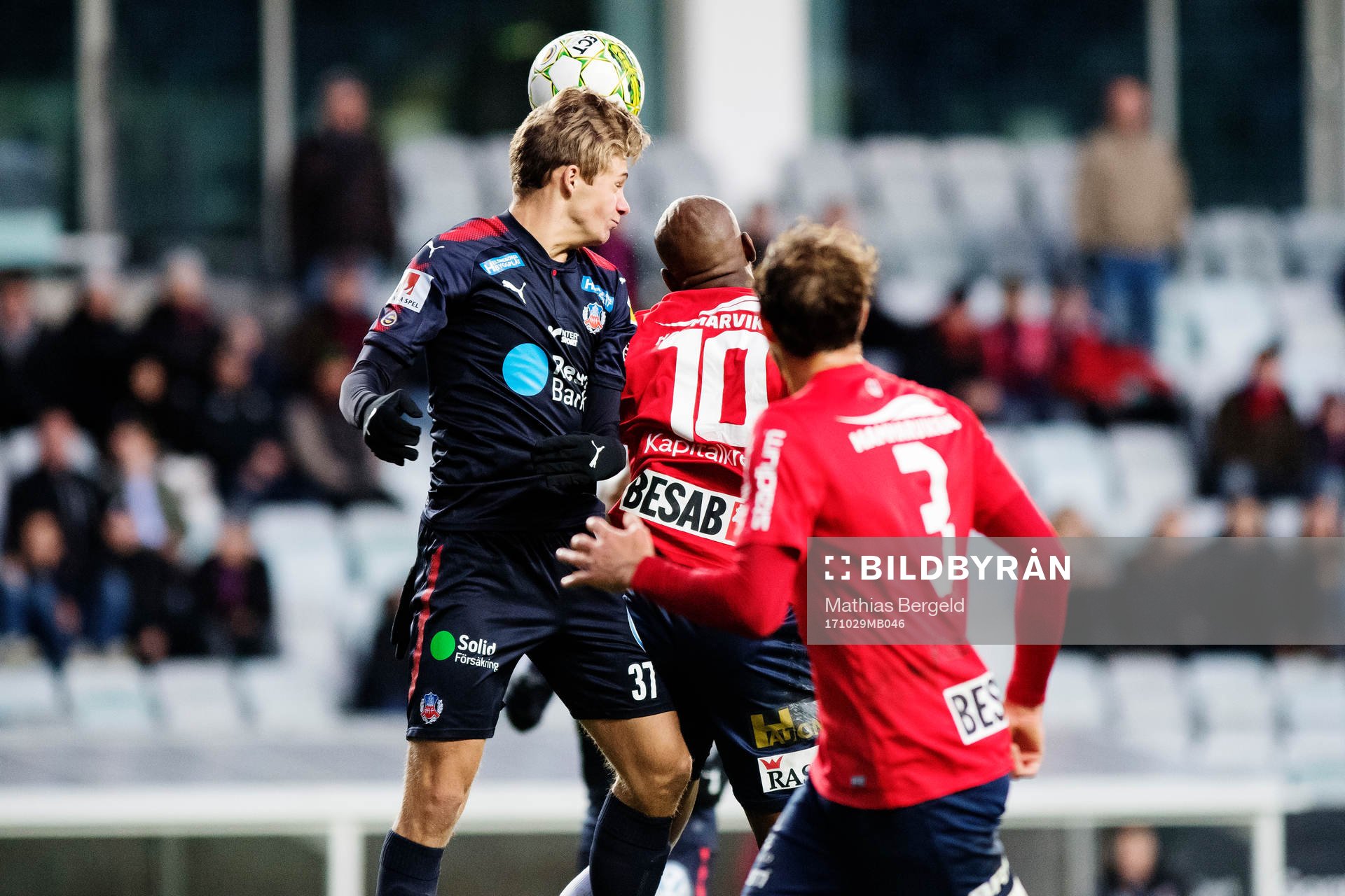 Helsingborgs Carl Thulin i nickduell med Örgrytes Hakeem