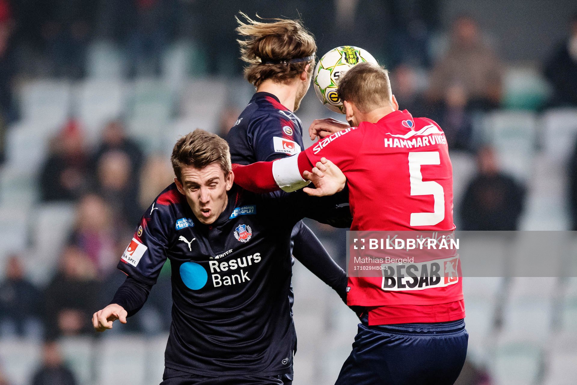 Helsingborgs Adam Eriksson och Charlie Weberg i nickduell