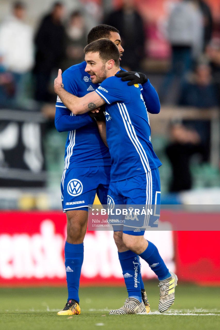 Sundsvalls Carlos Gracia och Noah Sonko Sundberg jublar efter 1-0 av Garcia under fotbollsmatchen i Allsvenskan mellan GIF Sundsvall och Hammarby den 29 oktober 2017 i Sundsvall.