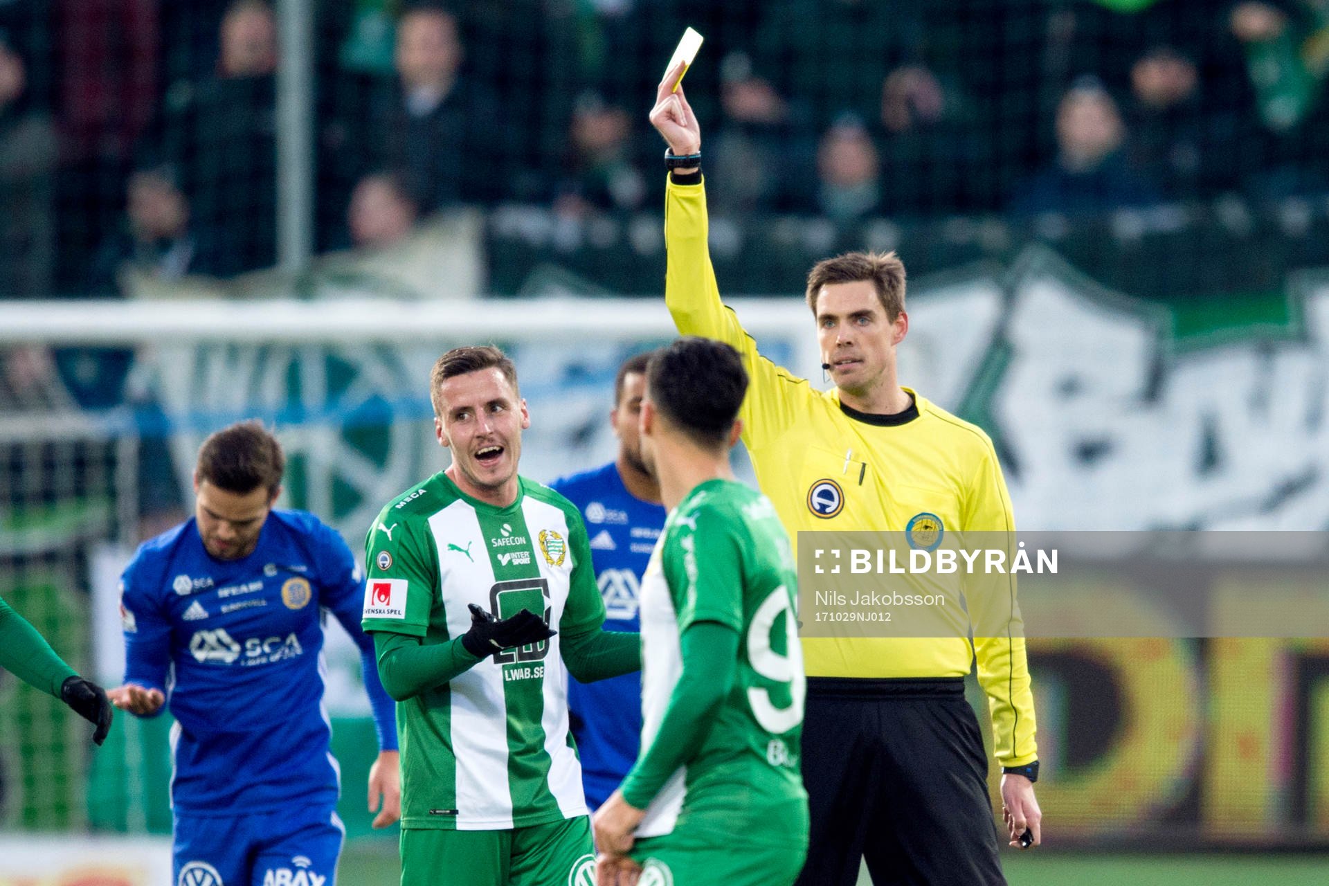 Hammarbys Jeppe Andersen får gult kort av