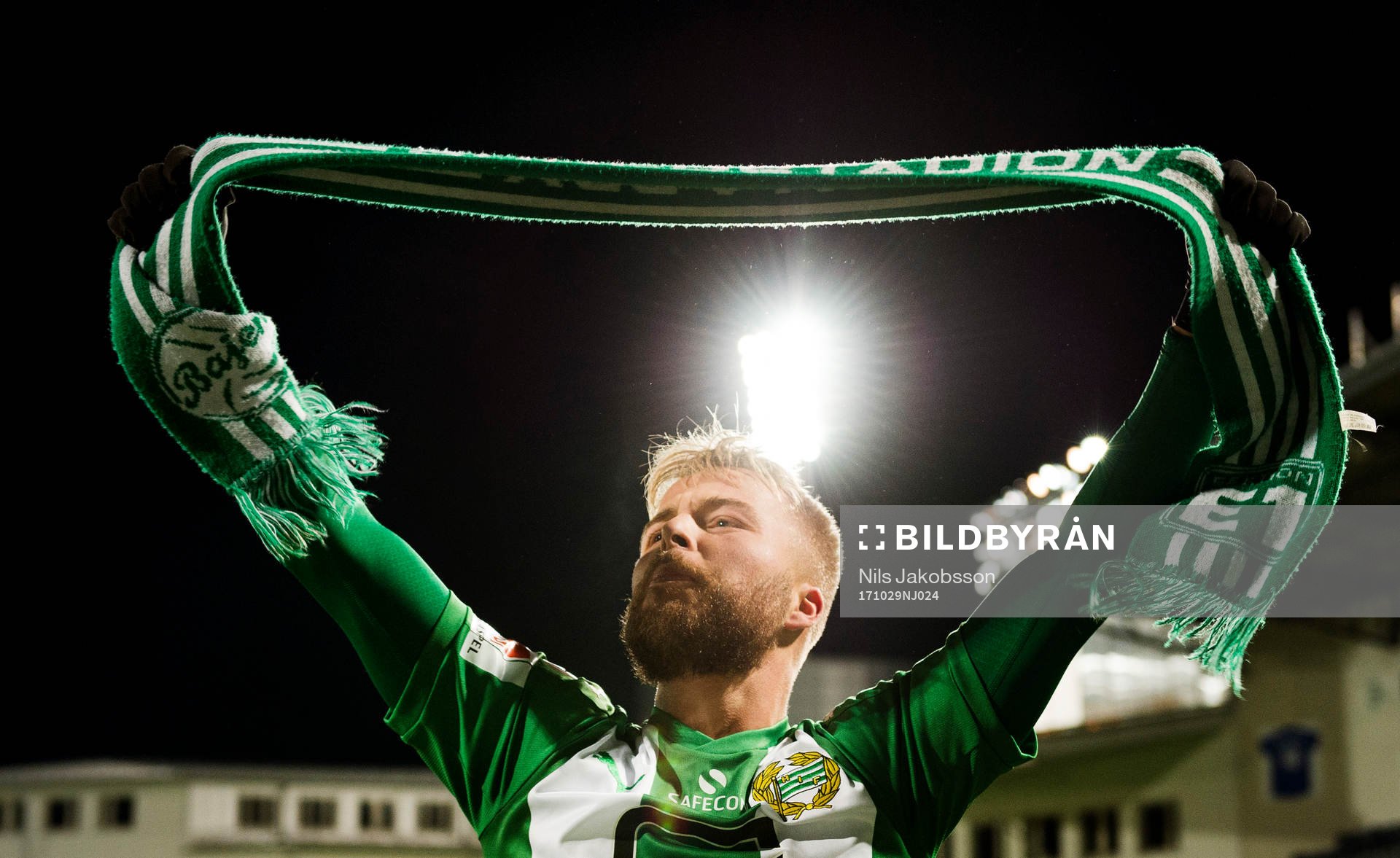 Hammarbys Sander Svendsen jublar med en halsduk efter fotbollsmatchen i Allsvenskan mellan GIF Sundsvall och Hammarby den 29 oktober 2017 i Sundsvall.