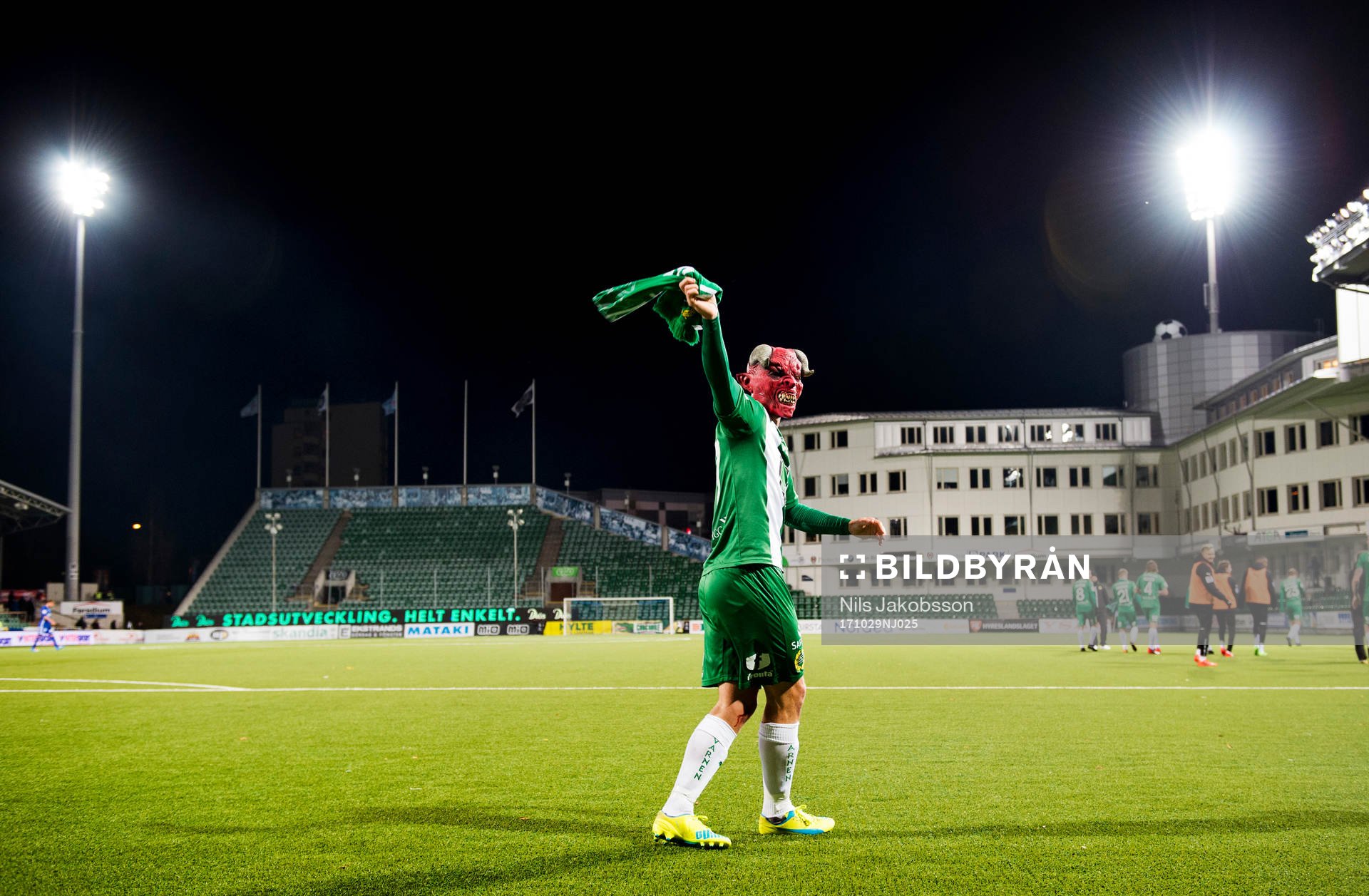 Hammarbys Mats Solheim jublar med en djävulsmask